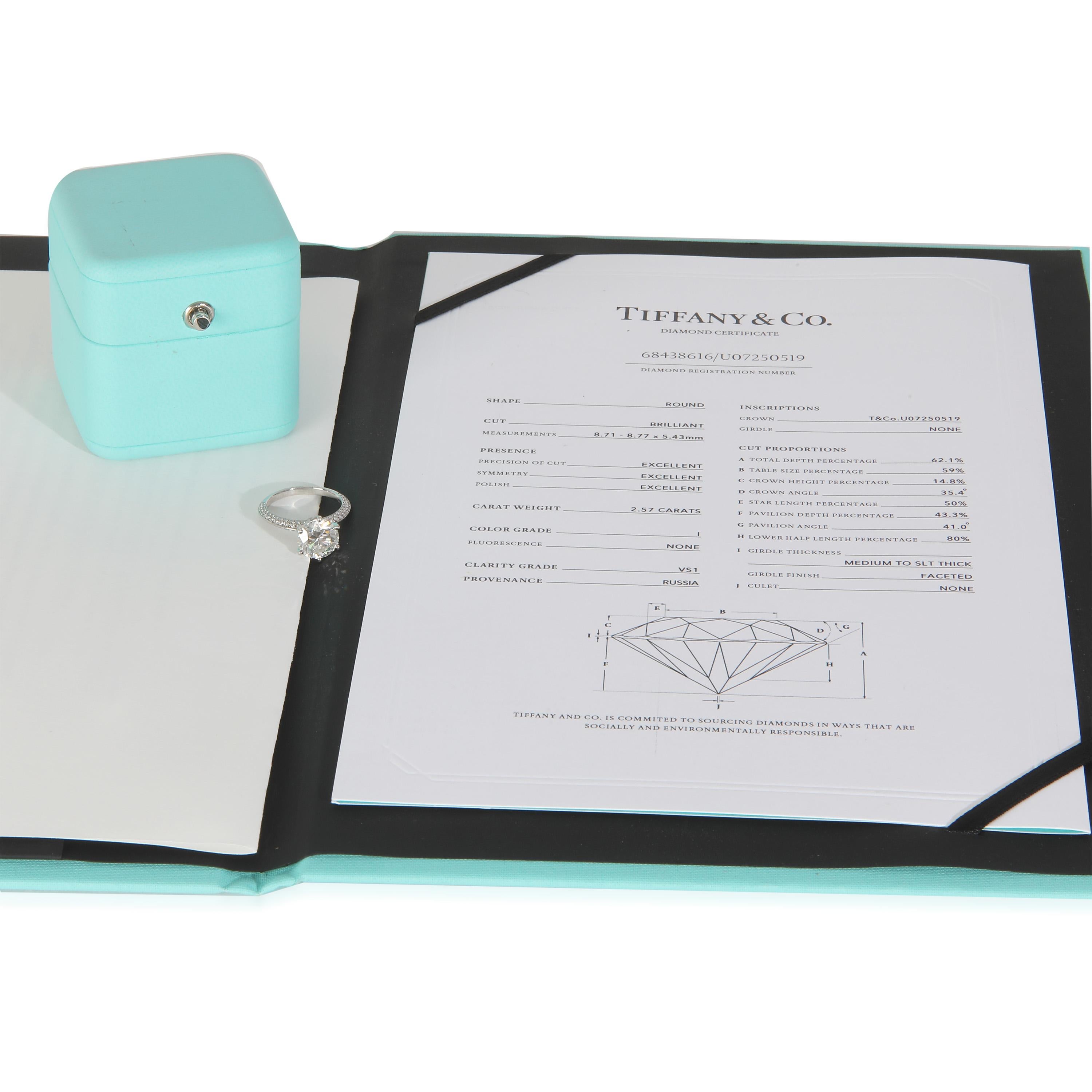 Tiffany & Co. 2,57 ct Anillo de compromiso solitario con pavé de diamantes brillantes redondos Corte redondo en venta