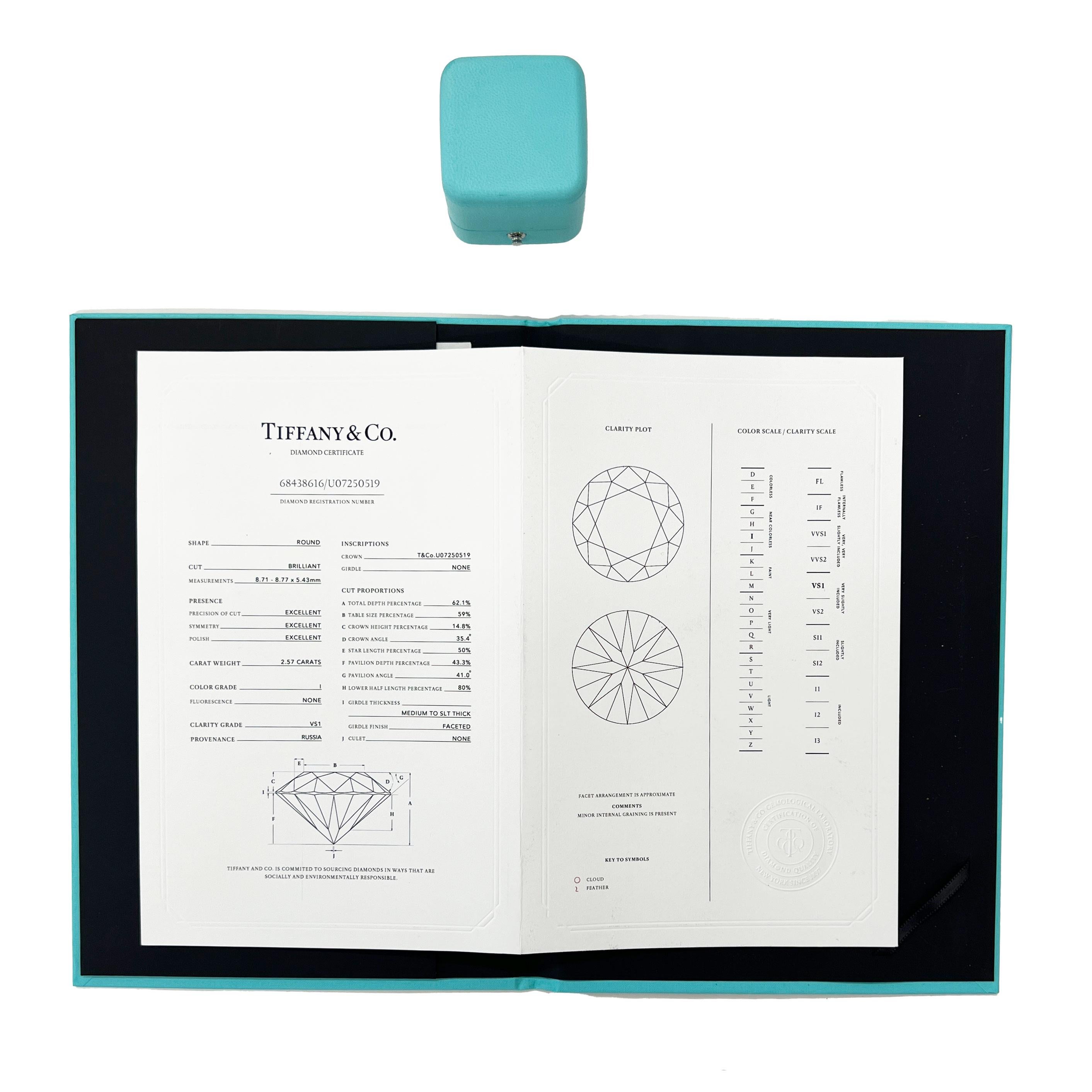 Tiffany & Co. 2,57 ct Anillo de compromiso solitario con pavé de diamantes brillantes redondos en Excelente estado para la venta en New York, NY