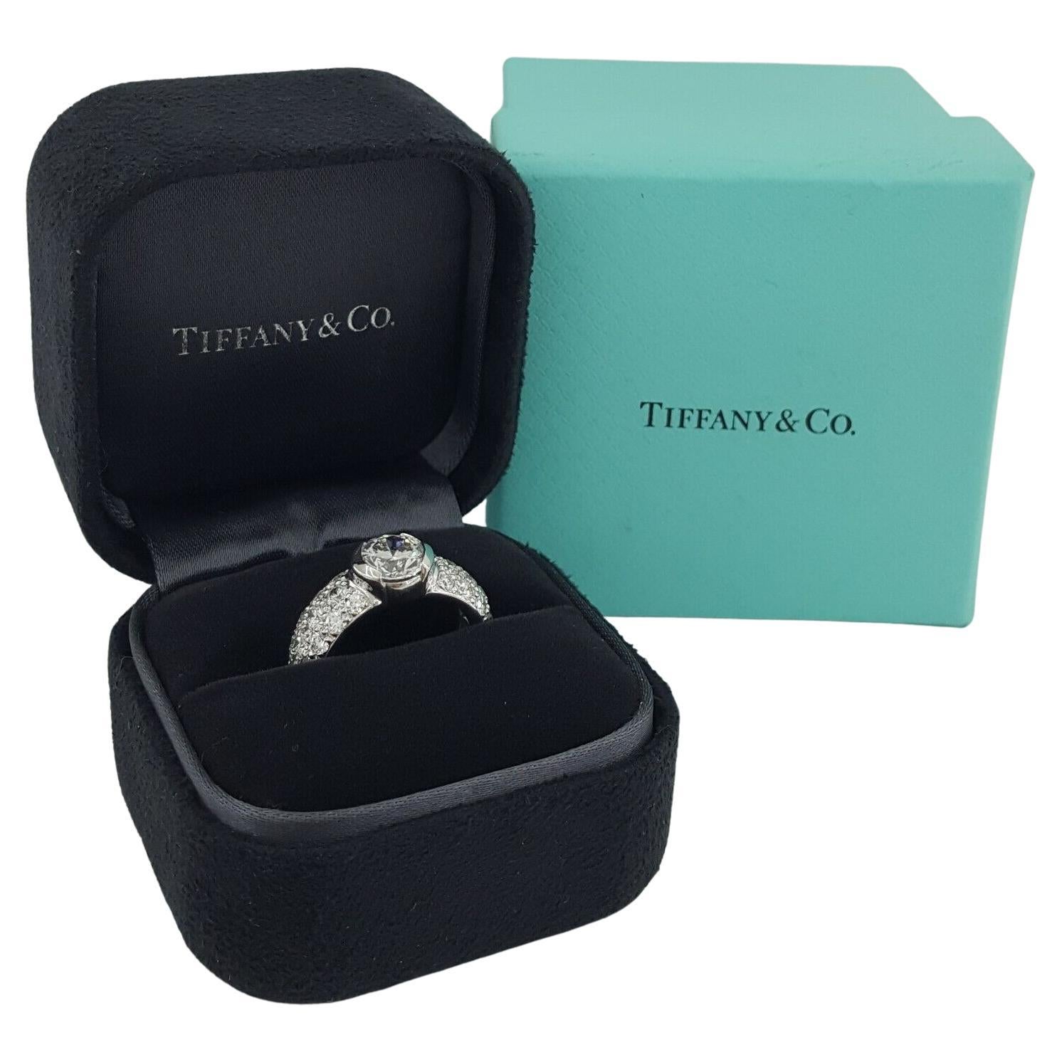  Tiffany & Co. Bague de fiançailles Etoile 2,59 ct de poids total Platinum Round Brilliant Cut Diamond Pave. 

La bague est livrée avec un écrin de diamants Tiffany & Co.