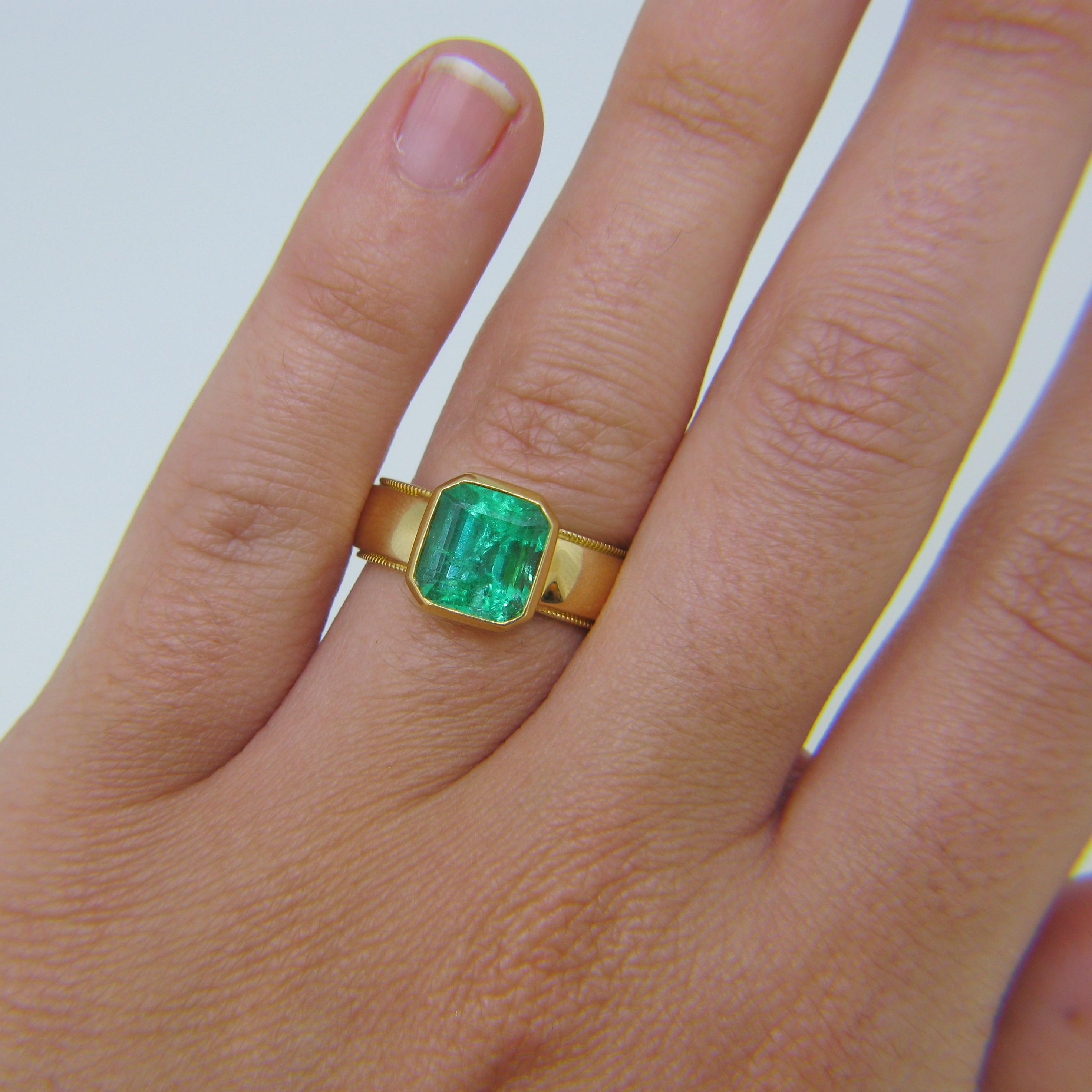 Tiffany & Co. 2.70 Carat Colombian Emerald Yellow Gold Band Ring 1