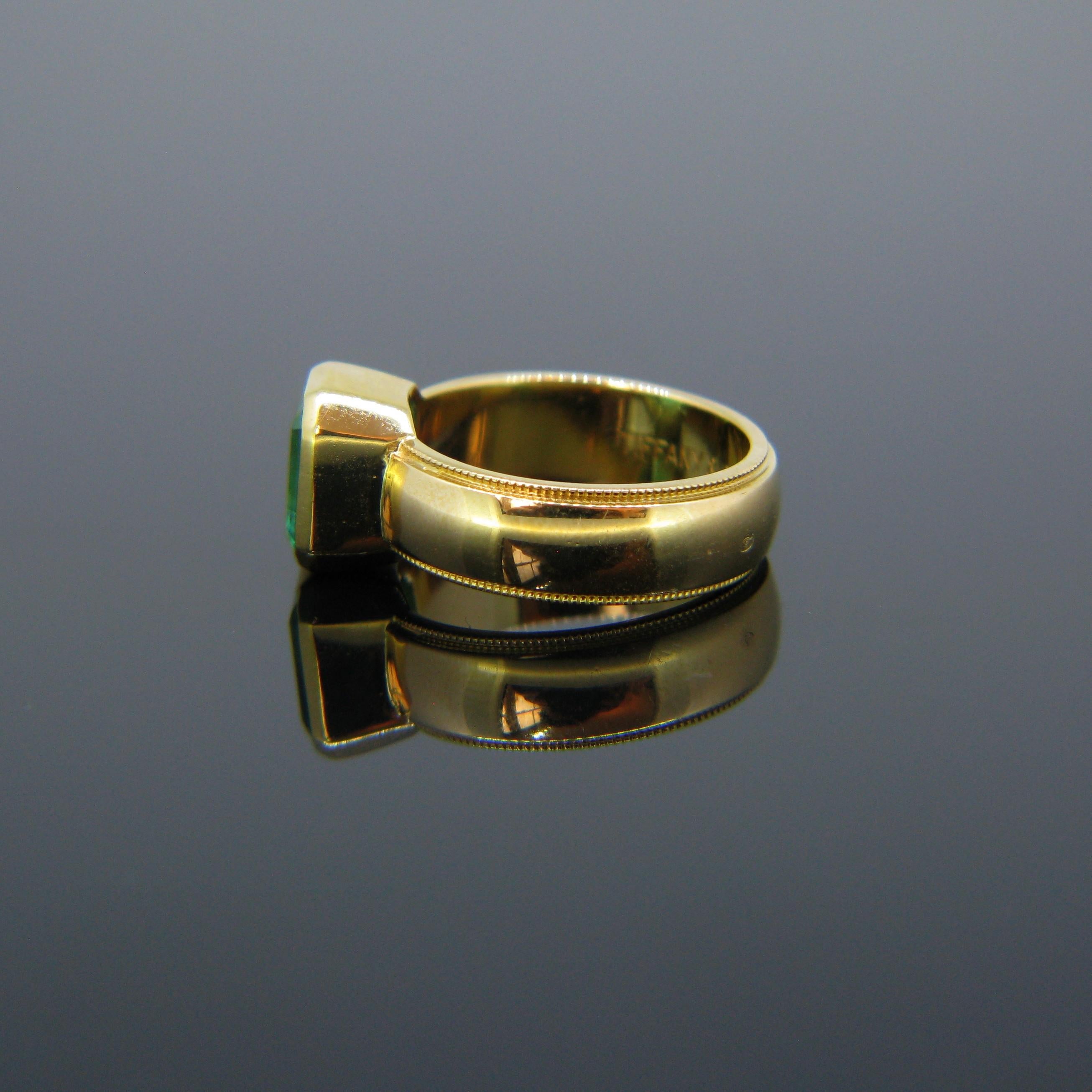 Modern Tiffany & Co. 2.70 Carat Colombian Emerald Yellow Gold Band Ring