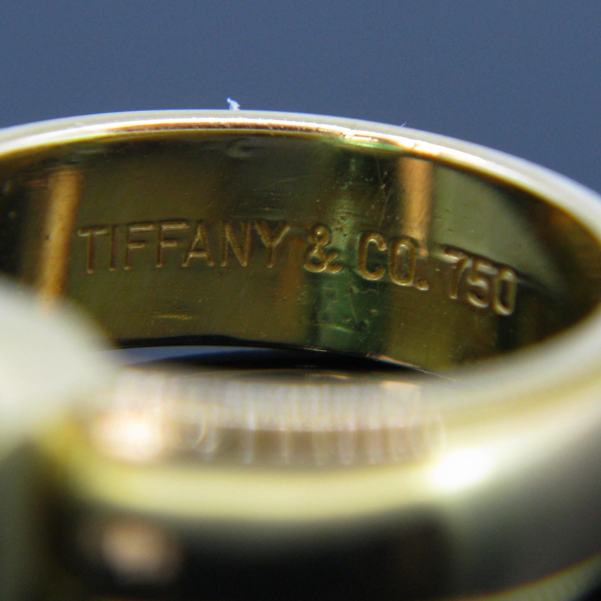 Tiffany & Co. 2.70 Carat Colombian Emerald Yellow Gold Band Ring In Excellent Condition In London, GB