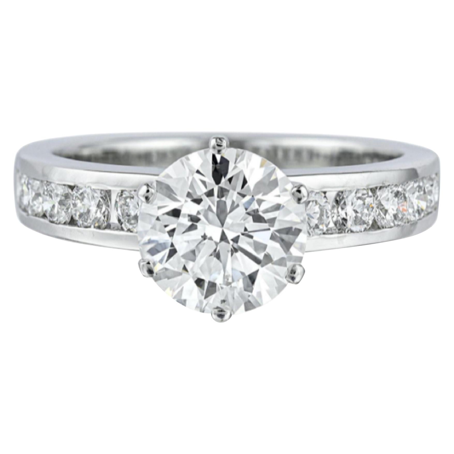 Tiffany & Co. Authentique bague de fiançailles en platine de 2,51 carats avec diamant en serti clos

Une bague de fiançailles intemporelle et élégante de Tiffany & Co. ornée d'un superbe diamant central de 1,77 carat de taille ronde et brillante.