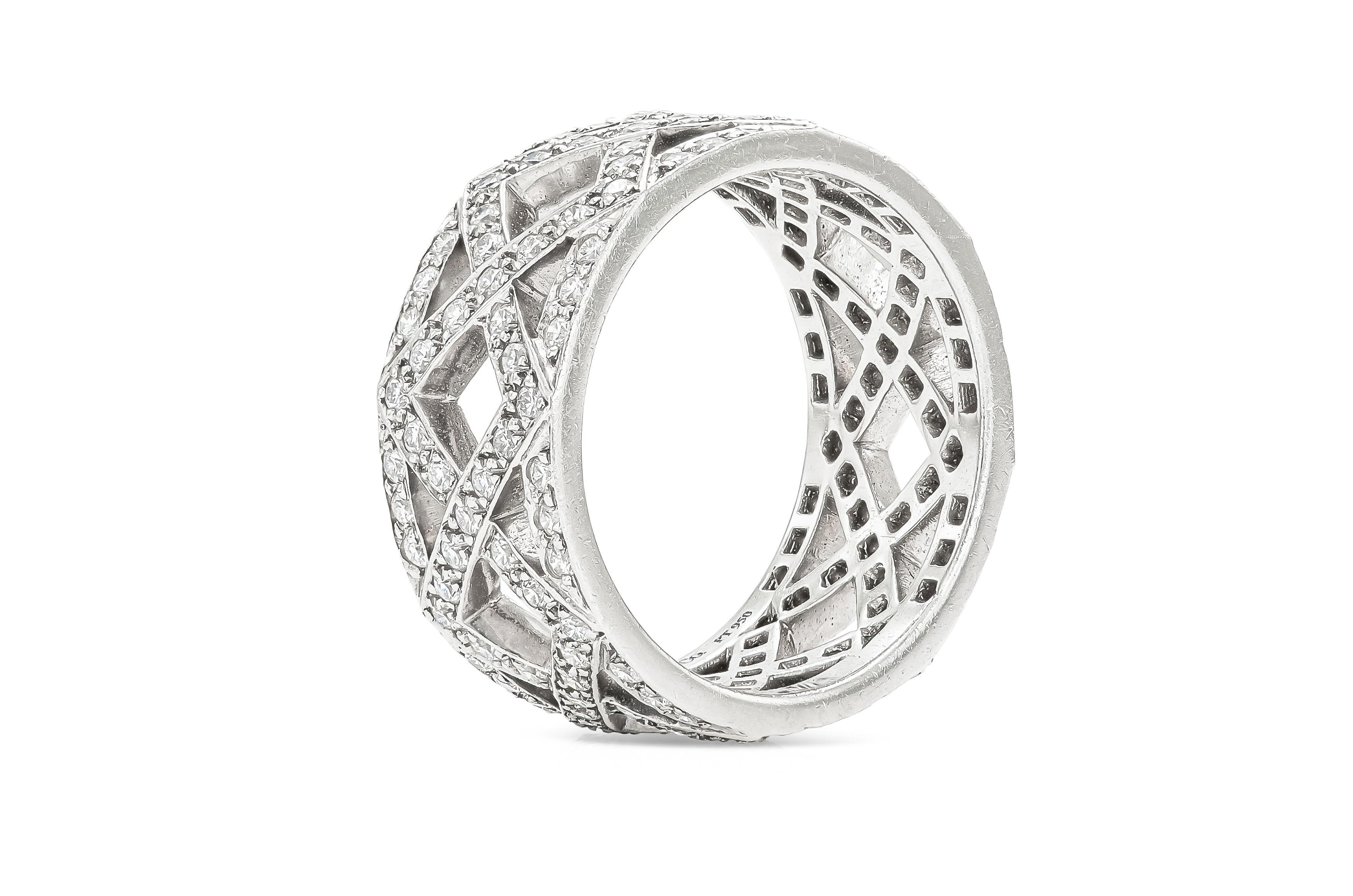 Finement réalisée en platine avec 136 diamants ronds de taille brillant pesant environ 2,72 carats au total.
Signé par Tiffany & Co.
Taille 5 1/4