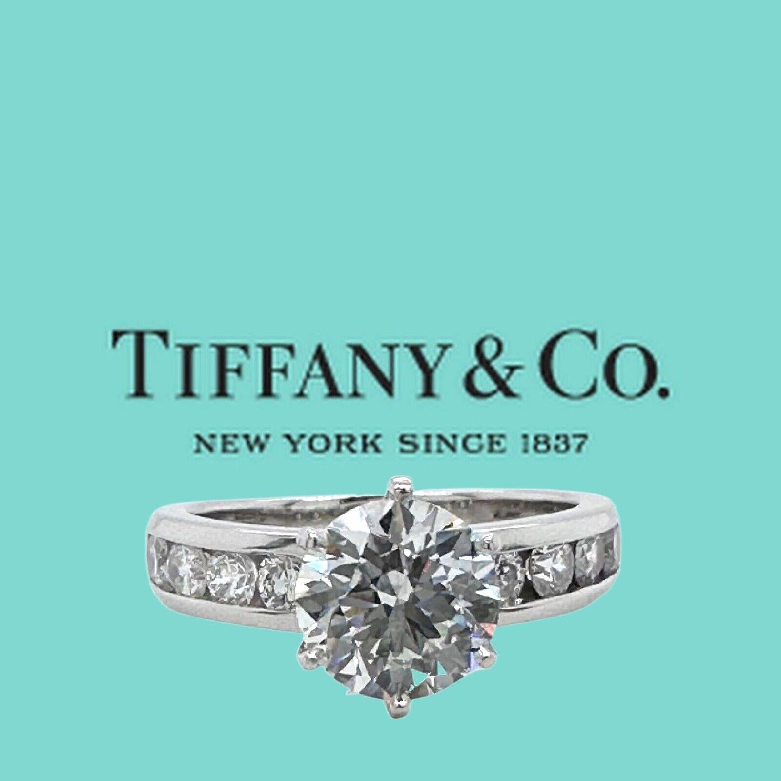 Taille ronde Tiffany & Co. 2.75 tcw Tiffany Setting Channel-Set Diamond Band Eng Bague Eng en vente