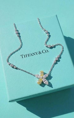 Tiffany & Co. Collar de platino con colgante de diamantes de talla mixta en amarillo fantasía de 2,84 quilates