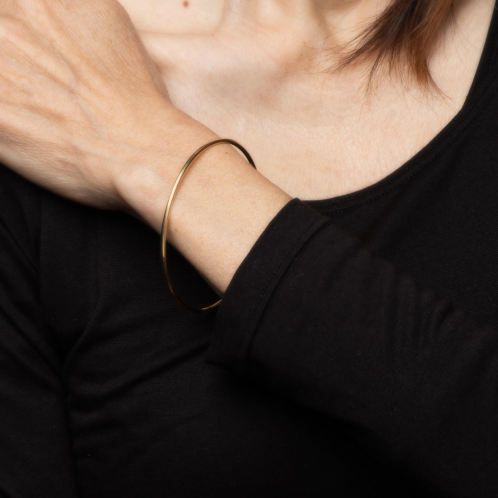 Contemporary Tiffany & Co 2mm Wire Bangle Bracelet Estate 18k Yellow Gold Fine Signed Jewelry