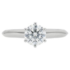 Anello di fidanzamento solitario in platino con diamante rotondo da 3/4 di carato di Tiffany & Co.