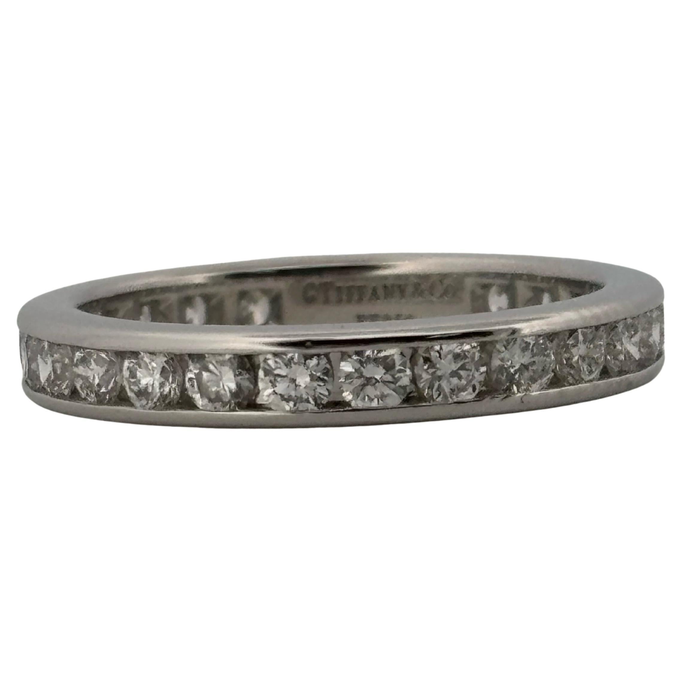 Taille ronde Tiffany & Co. 3 Millimètre 1.10ctw E VS1 Diamond Full Eternity Band Ring en vente