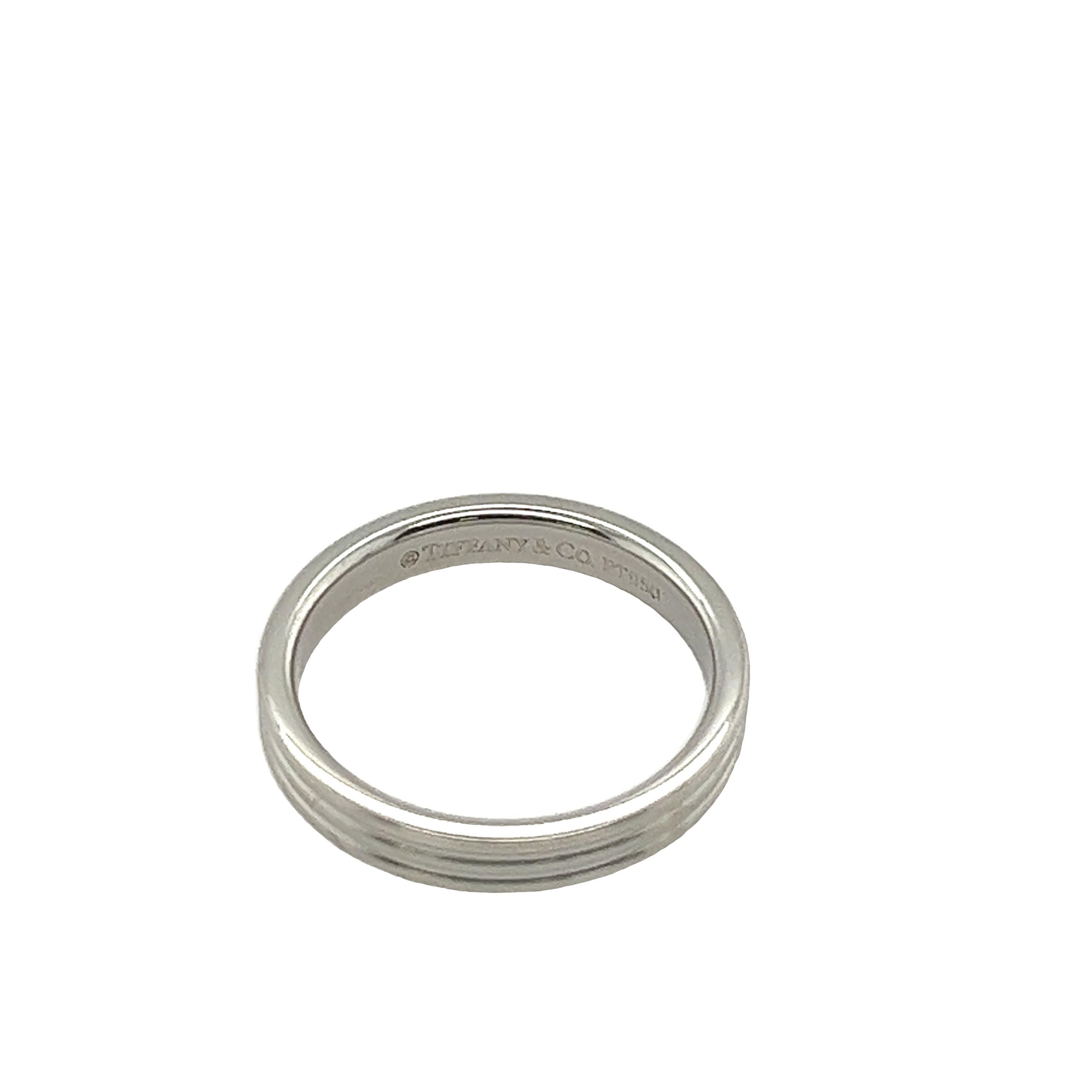 Der Tiffany & Co. 3 Row Band Ring aus Platin strahlt Eleganz und Raffinesse aus und ist ein atemberaubendes Statement. Mit seinen drei Reihen aus glänzendem Platin verkörpert er zeitlose Schönheit und tadellose Handwerkskunst, die ihn zu einem