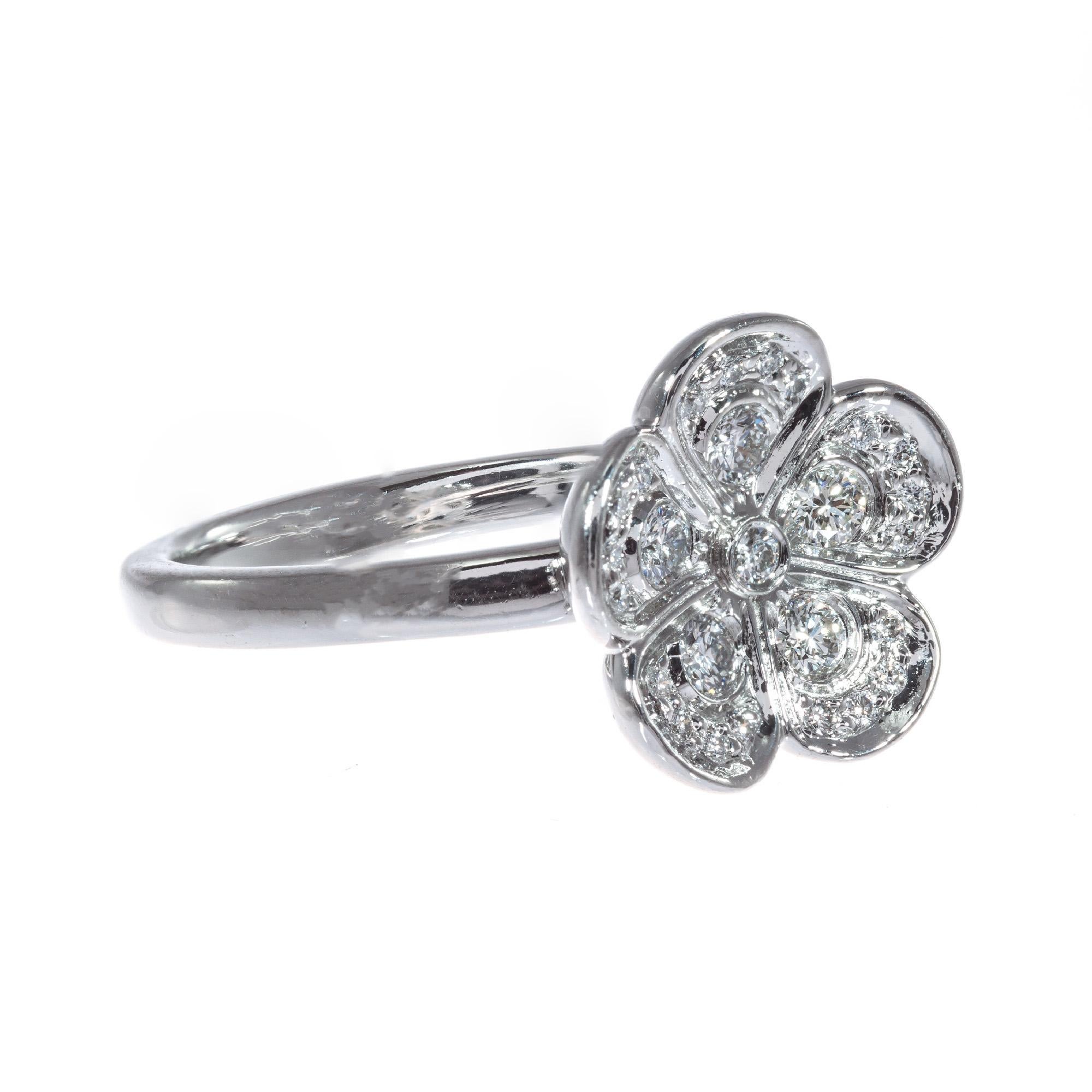 Platin-Blumenring mit 30 Karat Diamanten von Tiffany & Co (Rundschliff) im Angebot