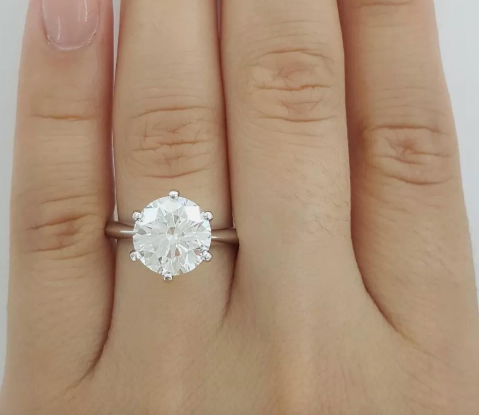 Diamant-Schliff: Runder Brillant 
Karat: 3,08 Karat
Farbe: F
Klarheit: VVS2
Schnitt: Ausgezeichnet
Polnisch: Ausgezeichnet
Symmetrie: Ausgezeichnet

Metall: Platin
Ringgröße: 5 1/2
Stempel: TIFFANY&CO. Pt950 (Seriennummer) D3.08CT.
Bruttogewicht: