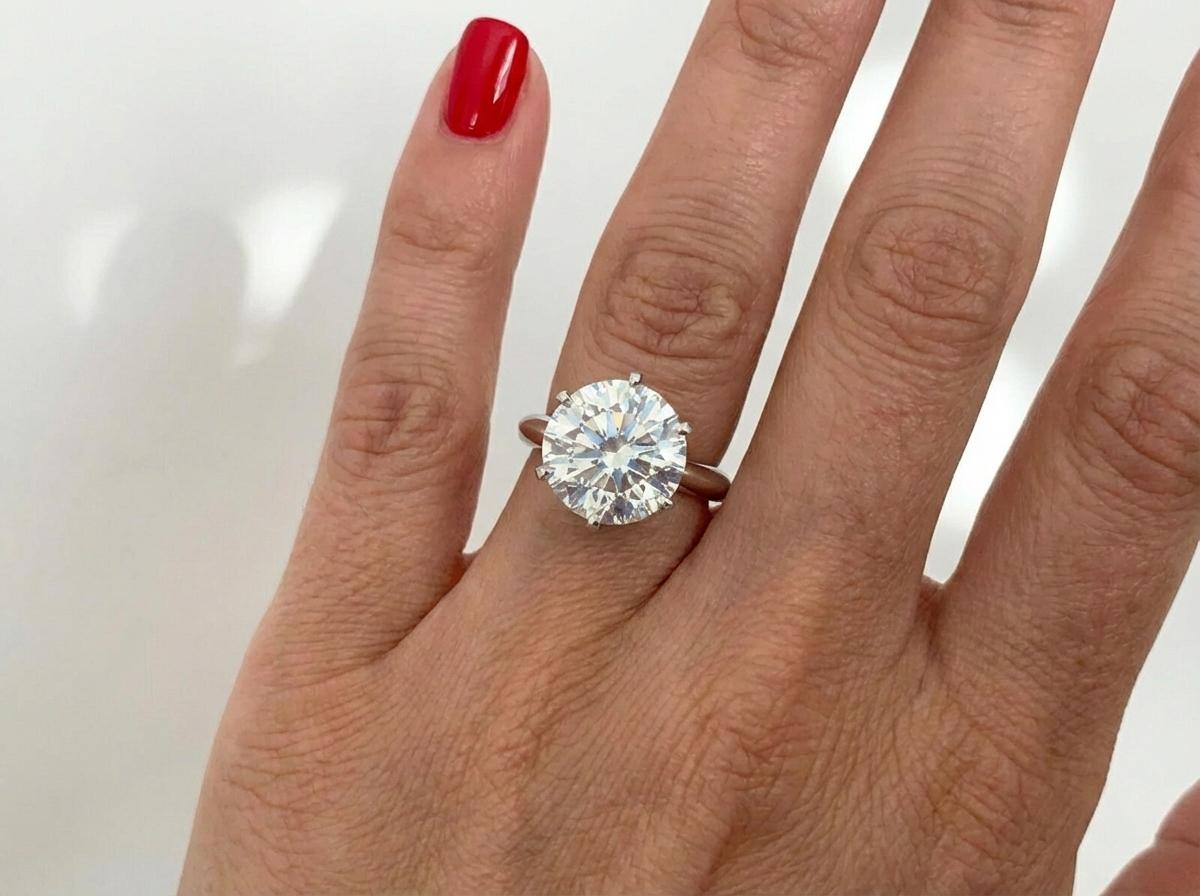 Este extraordinario anillo solitario de diamantes Tiffany & Co. presenta un diamante natural de 3,11 quilates de excepcional rareza y belleza. De color I, claridad VVS2 y corte, pulido y simetría triplemente excelentes, la piedra muestra un brillo,