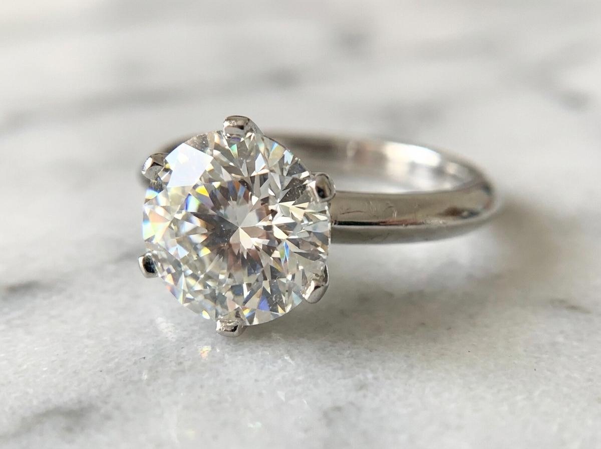 Tiffany & Co. Anillo de compromiso solitario en platino de 3,11 ct - Triple excelente, VVS en Excelente estado para la venta en Chicago, IL
