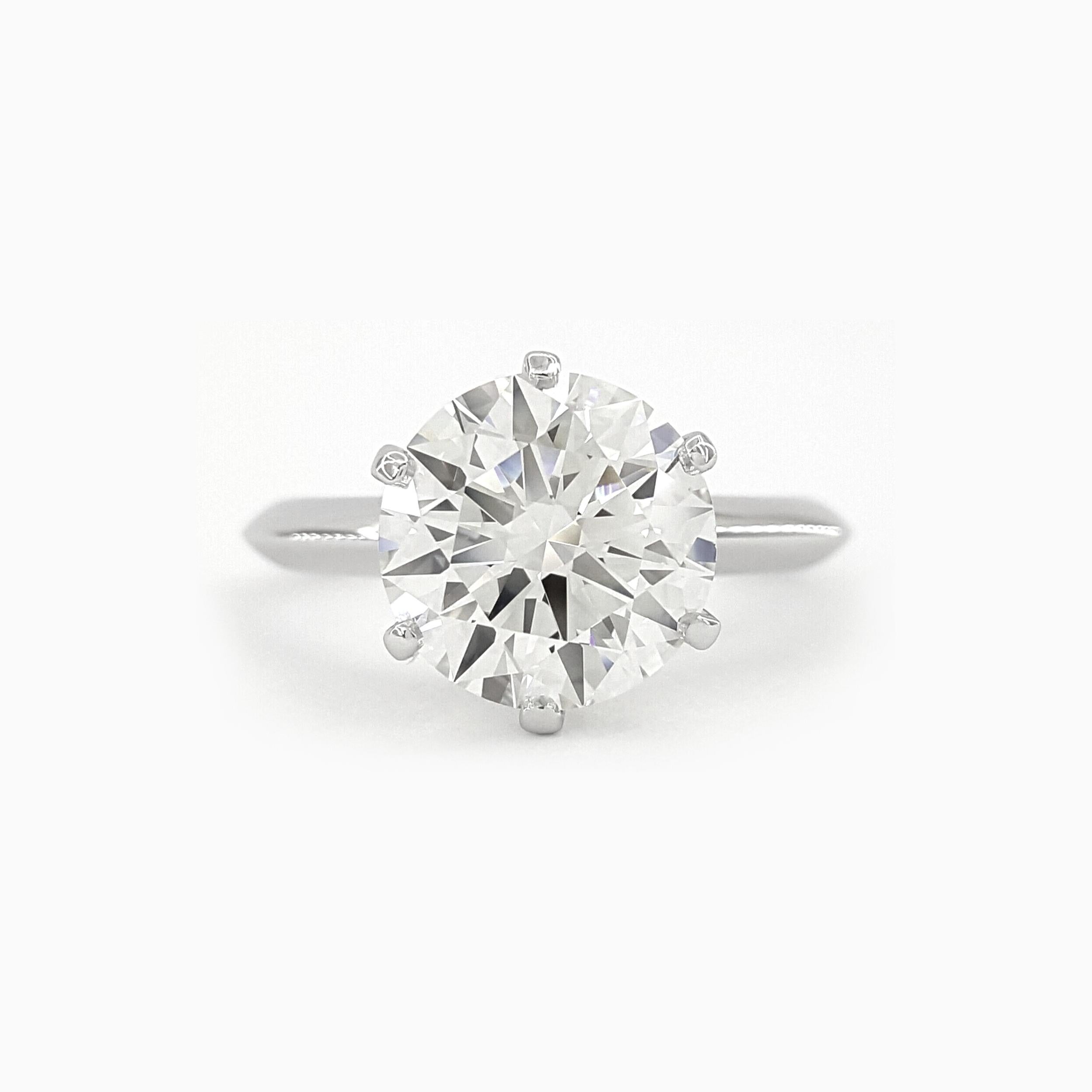 Questo squisito anello di fidanzamento di Tiffany & Co. presenta uno splendido diamante tondo brillante da 3,15 carati, sapientemente incastonato nel platino. Il diamante vanta un eccezionale colore I, una purezza VVS2 ed è classificato con un
