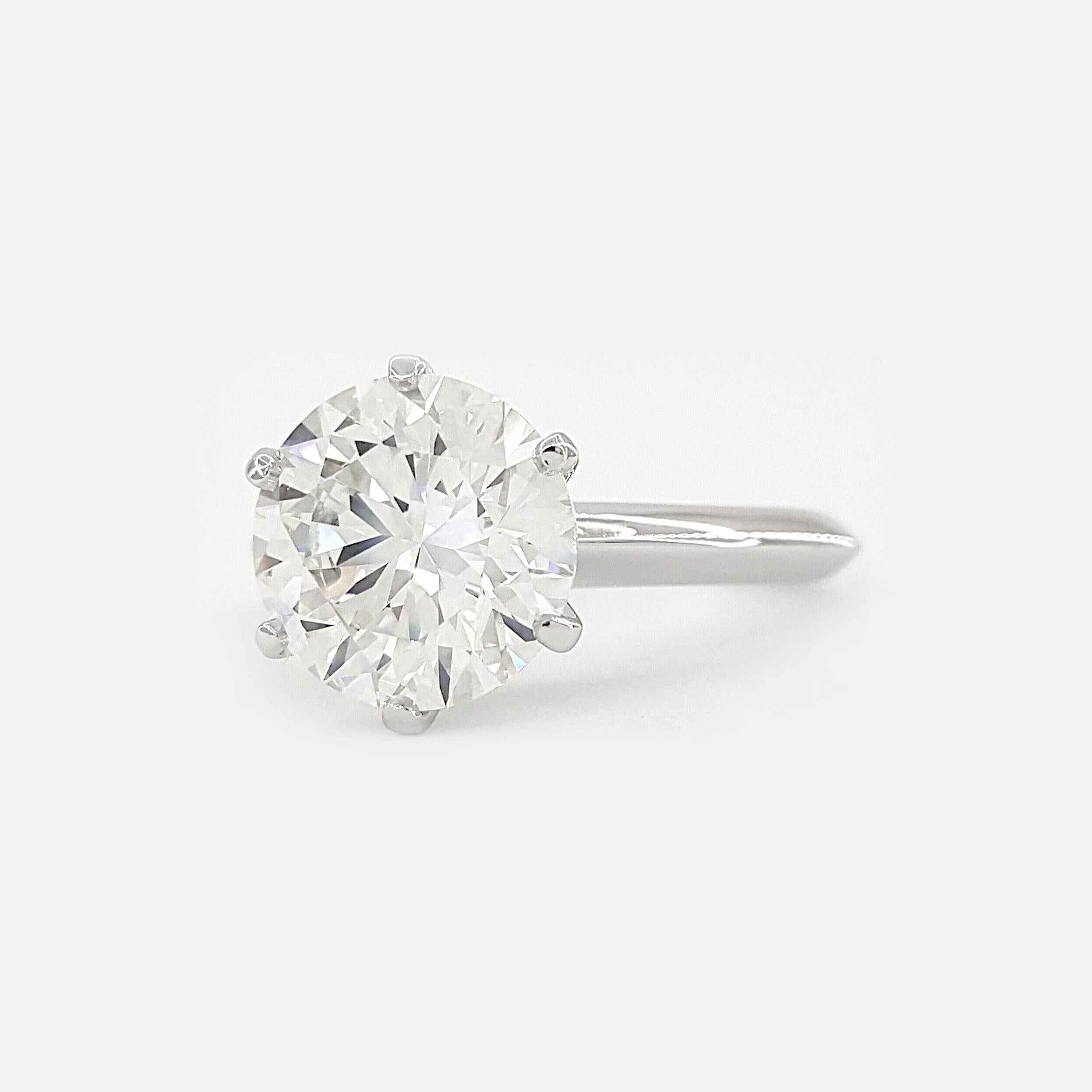Contemporaneo Anello di fidanzamento in platino con diamante rotondo da 3,15 carati di Tiffany & Co. in vendita