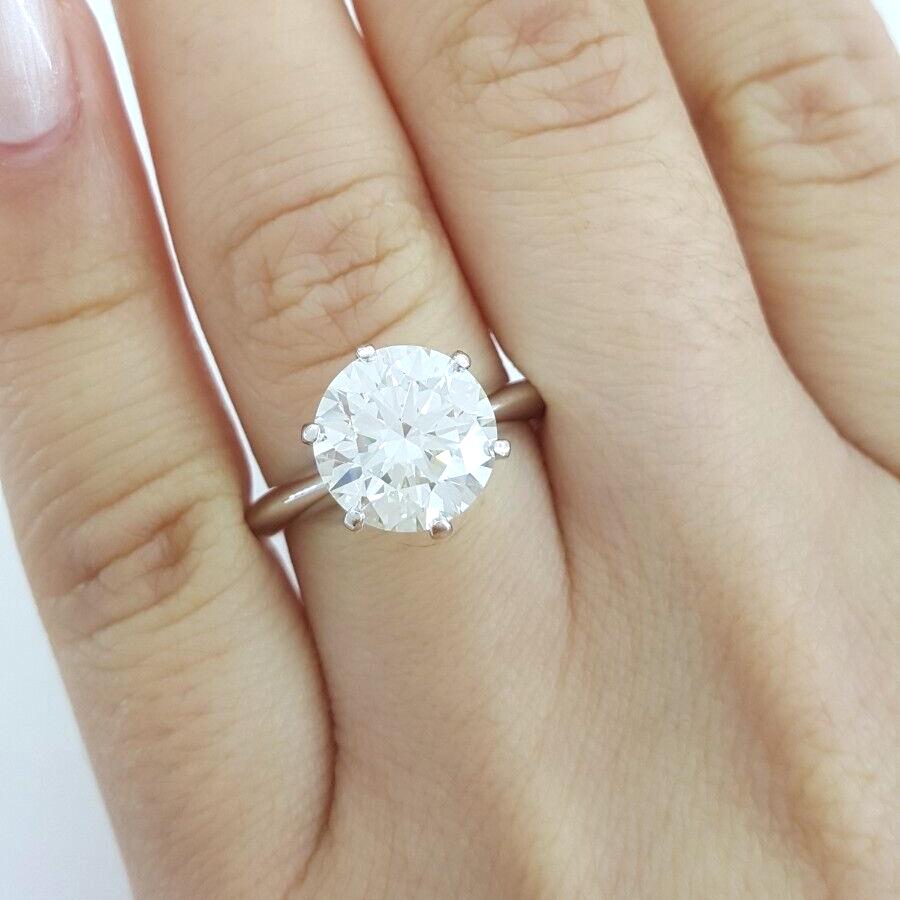Taglio rotondo Anello di fidanzamento in platino con diamante rotondo da 3,15 carati di Tiffany & Co. in vendita