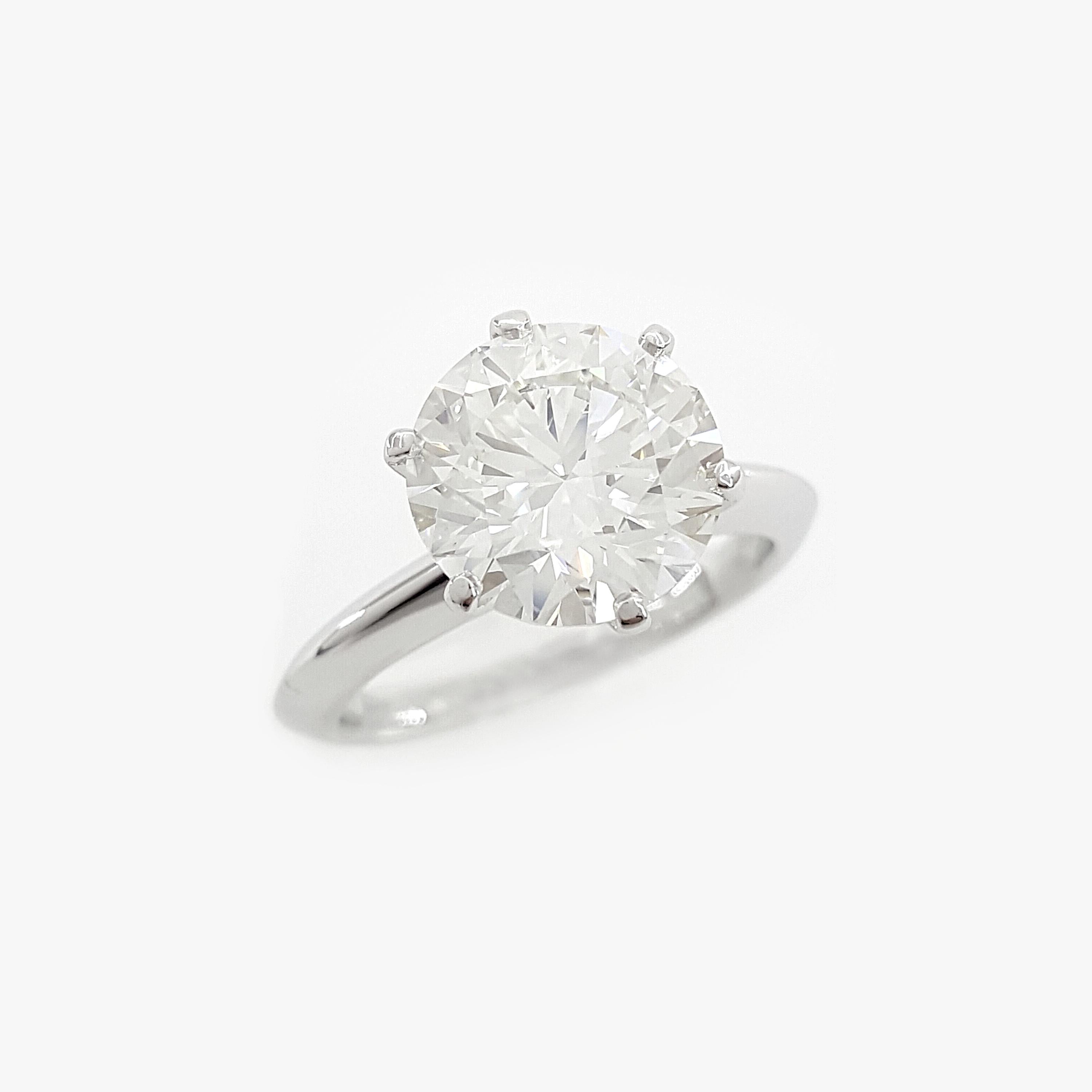 Anello di fidanzamento in platino con diamante rotondo da 3,15 carati di Tiffany & Co. In condizioni ottime in vendita a Chicago, IL