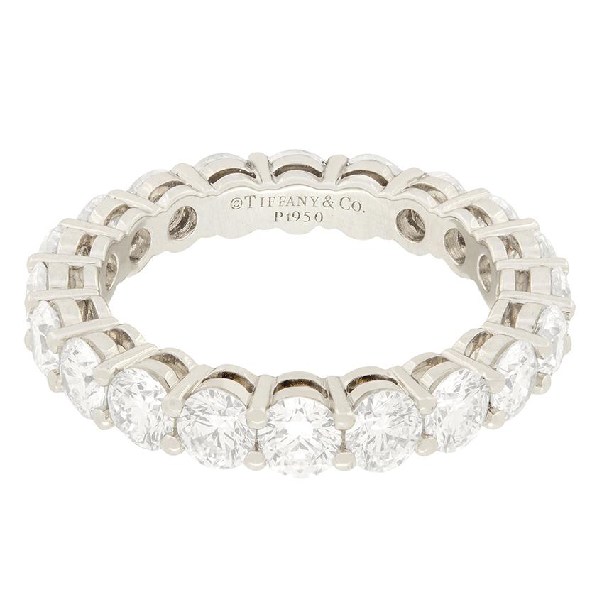 Cette magnifique bague d'éternité est issue de la collection 'Embrace' de Tiffany & Co. Au total, vingt diamants ronds de taille brillant sont sertis en platine et mesurent 3,7 mm de large. Le poids total des diamants est de 3,18 carats, la pureté
