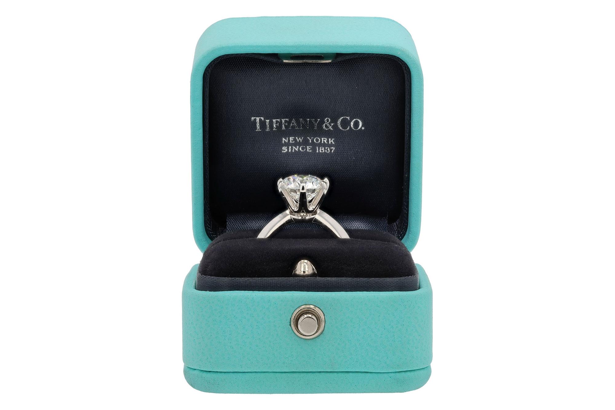 Nous vous présentons une importante bague de fiançailles en diamant solitaire de Tiffany & Co. Exquise et luxueuse, cette bague est ornée d'un diamant rond de taille brillant de 3,24 carats affichant une incroyable couleur G et une pureté VS1, soit