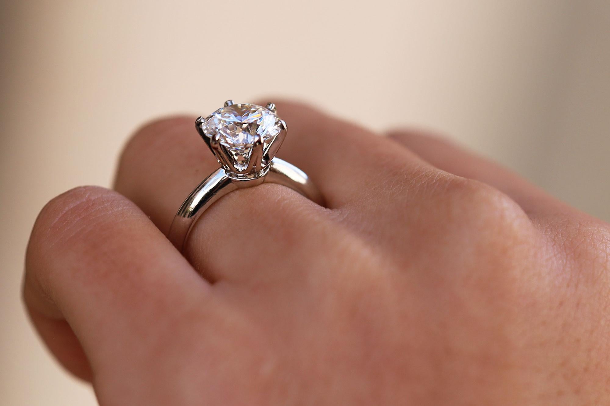 Tiffany & Co, bague de fiançailles solitaire ronde brillante de 3,24 carats certifiée GIA Unisexe en vente