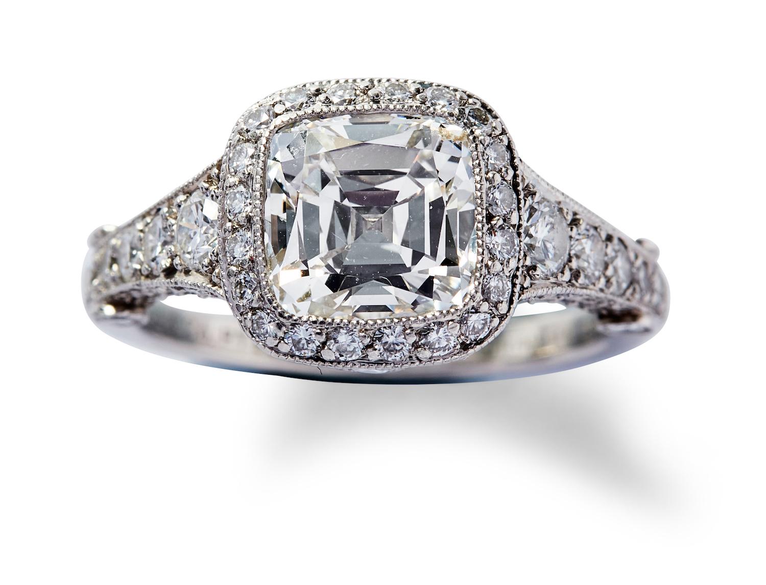Diseñador:
Tiffany & Co.


Título:
Tiffany & Co Anillo de halo de diamantes en platino de 3,54 quilates brillante G VS1 y redondo brillante G VS1


Estilo:
Halo


Metal:
Platino


Gema 1:
Diamante de 1,5 quilates


Número de