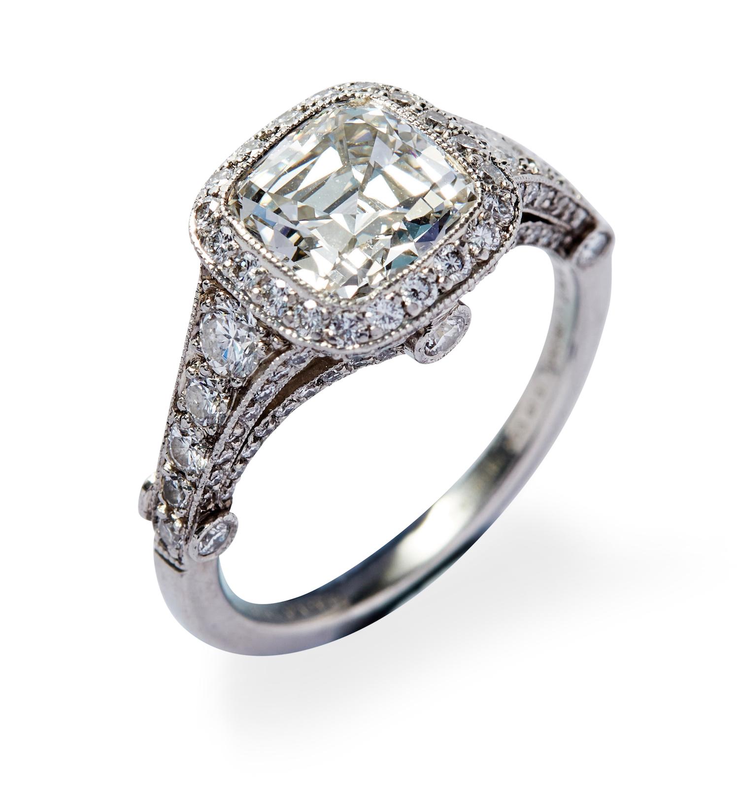 Anillo con halo de platino y diamantes redondos y brillantes en cojín de 3,54 quilates Tiffany & Co. Corte redondo en venta