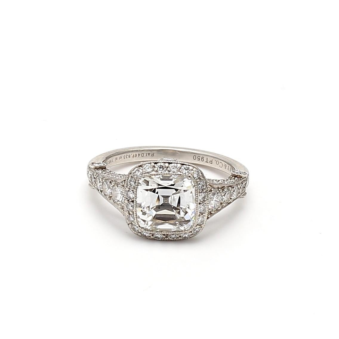 Anillo con halo de platino y diamantes redondos y brillantes en cojín de 3,54 quilates Tiffany & Co. en Bueno estado para la venta en New York, NY