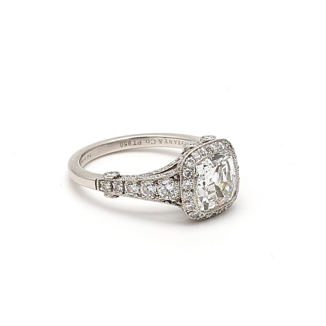 De las mujeres Anillo con halo de platino y diamantes redondos y brillantes en cojín de 3,54 quilates Tiffany & Co. en venta
