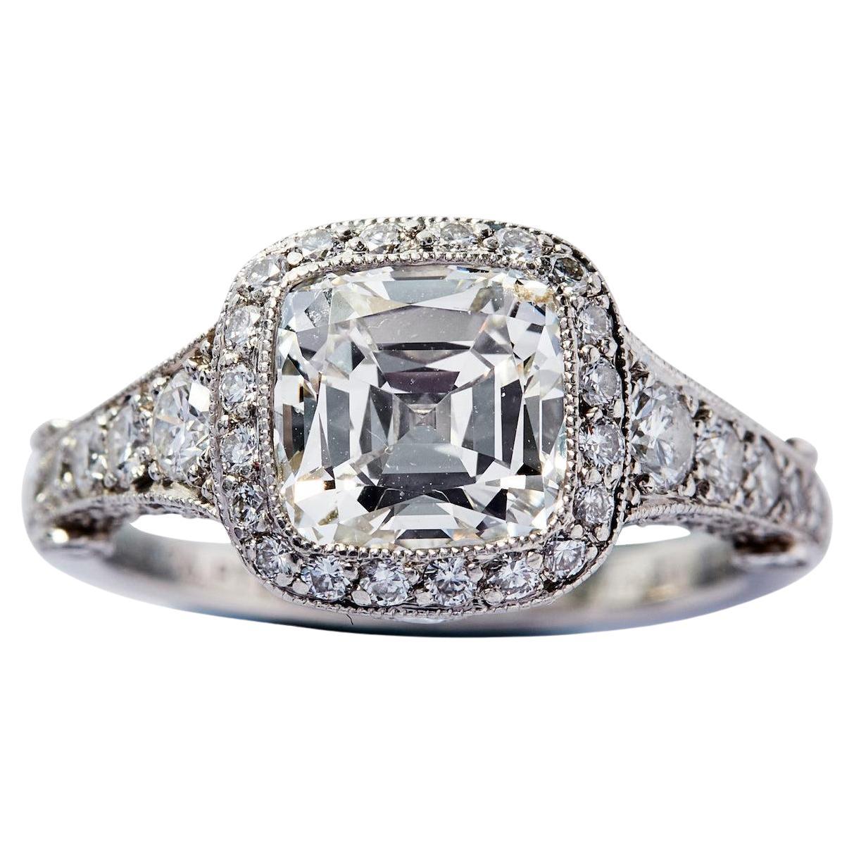 Anillo con halo de platino y diamantes redondos y brillantes en cojín de 3,54 quilates Tiffany & Co.