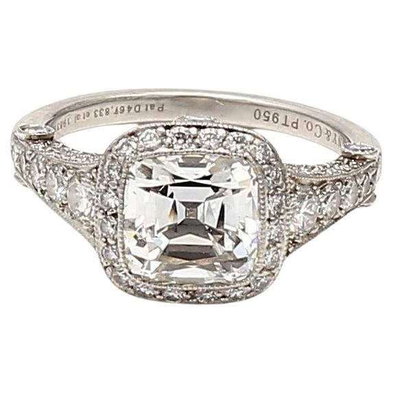 Anillo con halo de platino y diamantes redondos y brillantes en cojín de 3,54 quilates Tiffany & Co.