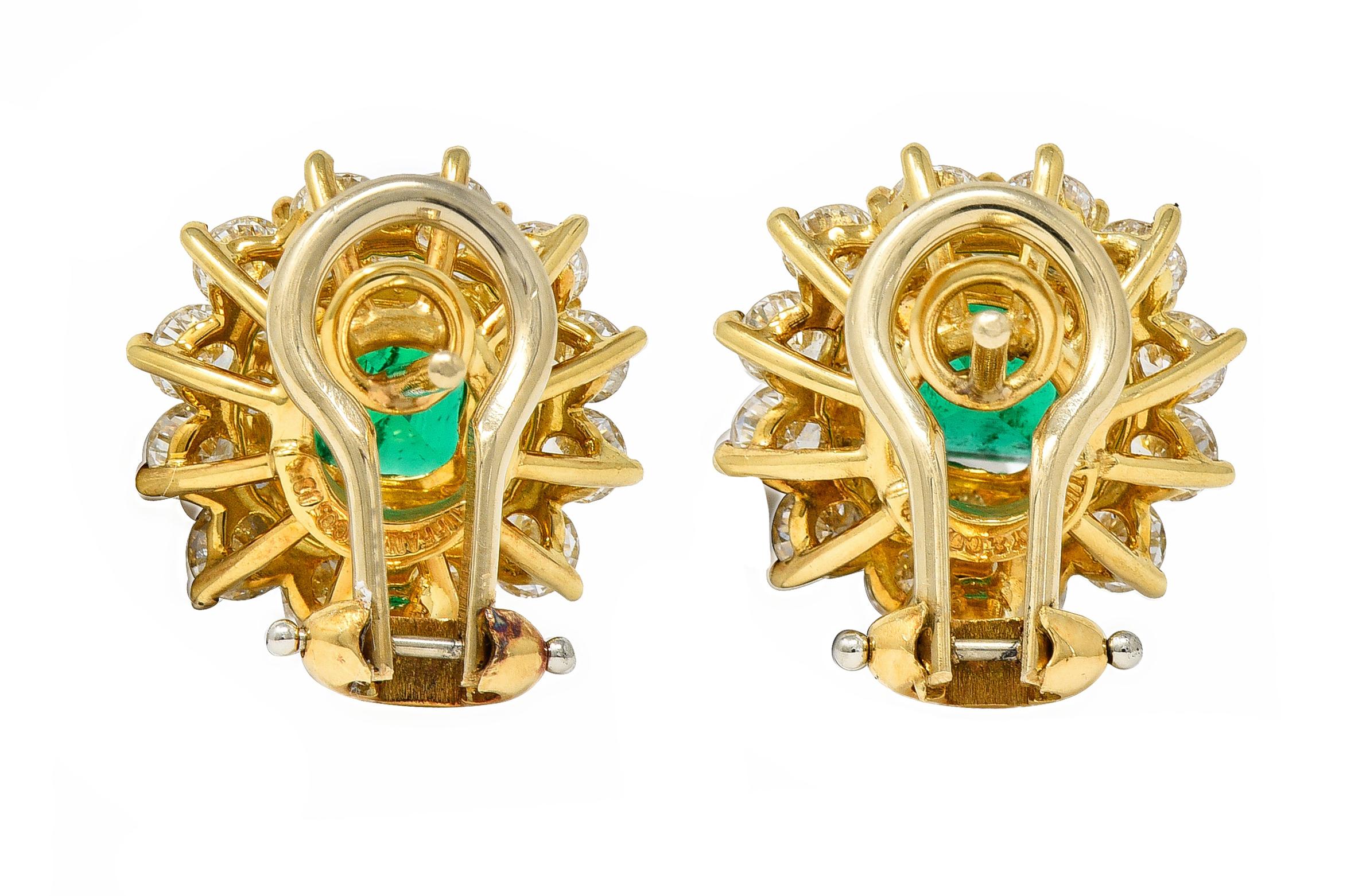 Tiffany & Co. 3,58 Karat Smaragd-Diamant-Cluster-Ohrringe aus 18 Karat Gold im Zustand „Hervorragend“ im Angebot in Philadelphia, PA