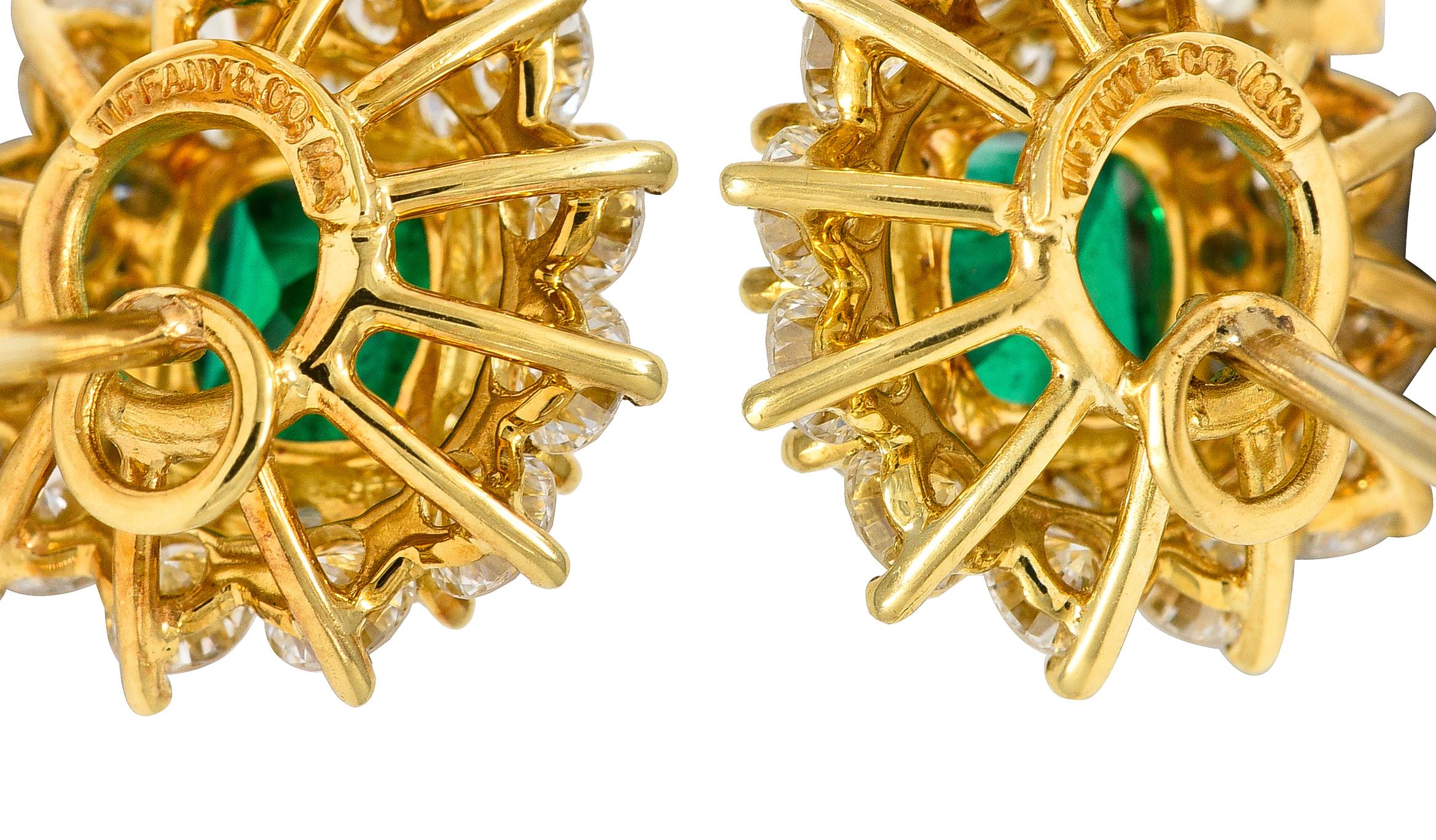 Tiffany & Co. 3,58 Karat Smaragd-Diamant-Cluster-Ohrringe aus 18 Karat Gold für Damen oder Herren im Angebot