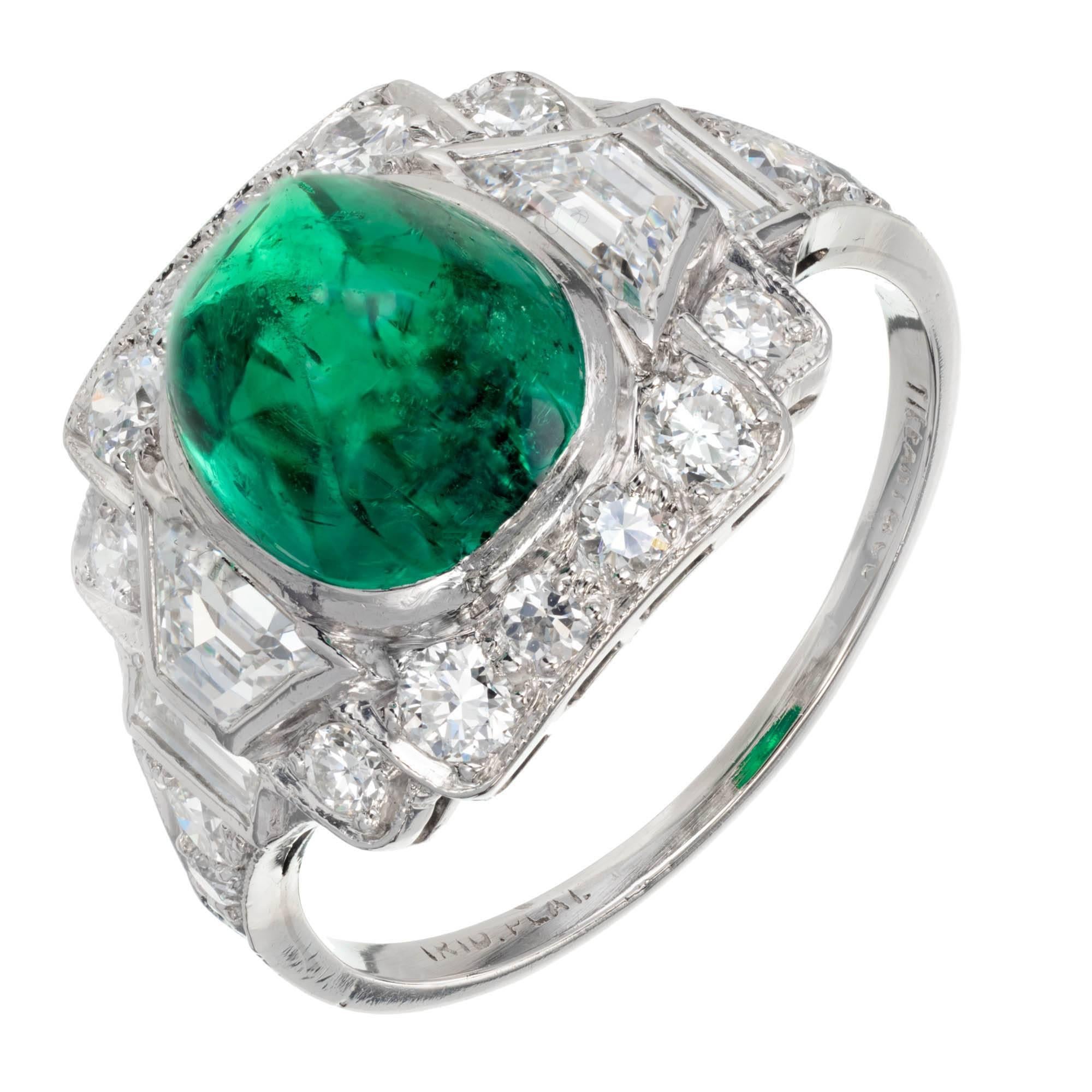 Anillo de cóctel Art Decó original de principios de 1900 de Tiffany & Co Esmeralda y diamantes. Aproximadamente 1910. Engaste de platino con una Esmeralda colombiana natural certificada por el GIA de talla cabujón de pan de azúcar de cúpula alta y