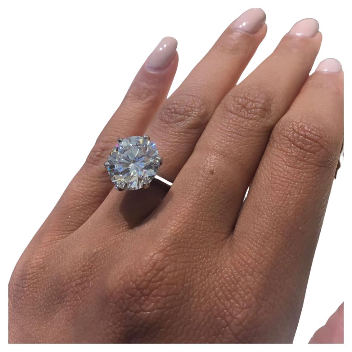 Tiffany & Co. Bague de fiançailles en platine de 3.60 carats avec diamant rond taillé en brillant en vente 2