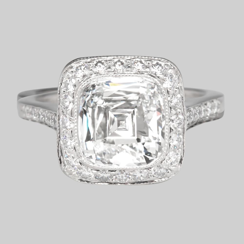 Bague de fiançailles Tiffany & Co. 3,64 ct Poids total Platine Legacy Cushion Brilliant Cut Diamond. 

La bague pèse 7.3 grammes, taille 5.75, la pierre centrale est un diamant de taille brillant coussin Legacy pesant 3.18 ct, de couleur F, (IF)