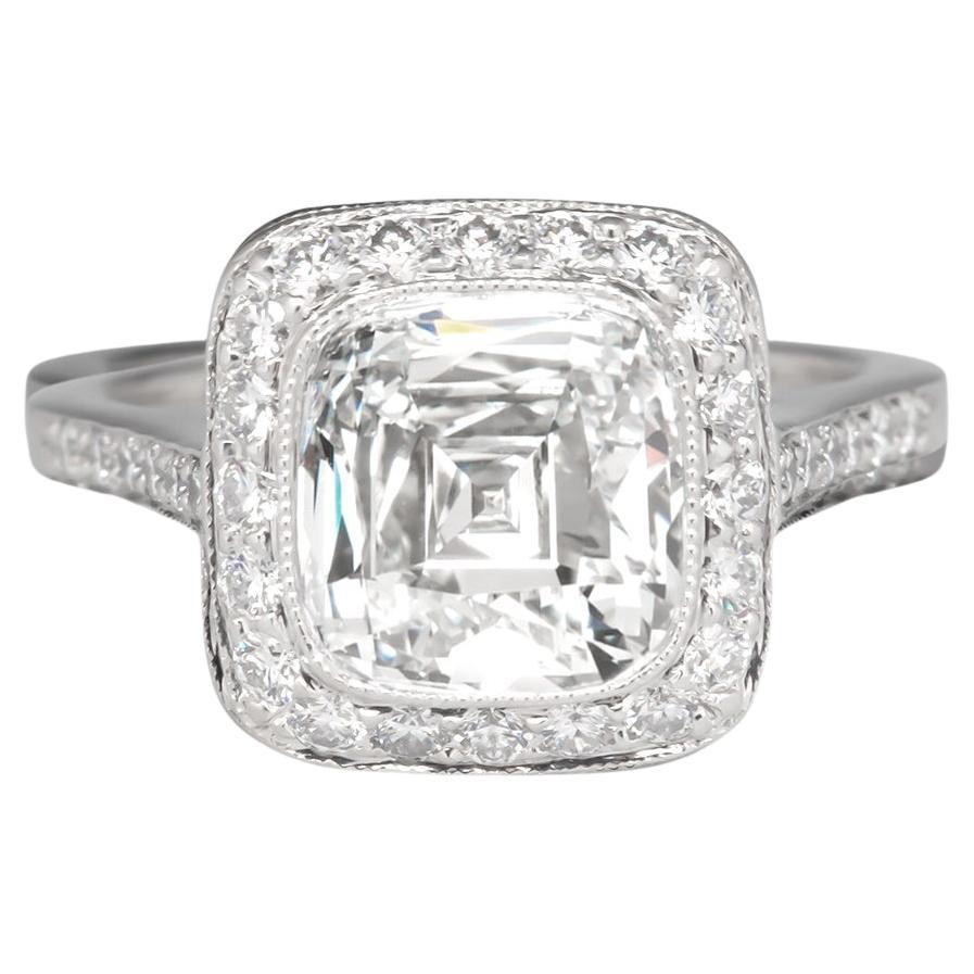 Tiffany & Co. Bague Legacy en platine avec diamant coussin d'un poids total de 3,64 carats en vente