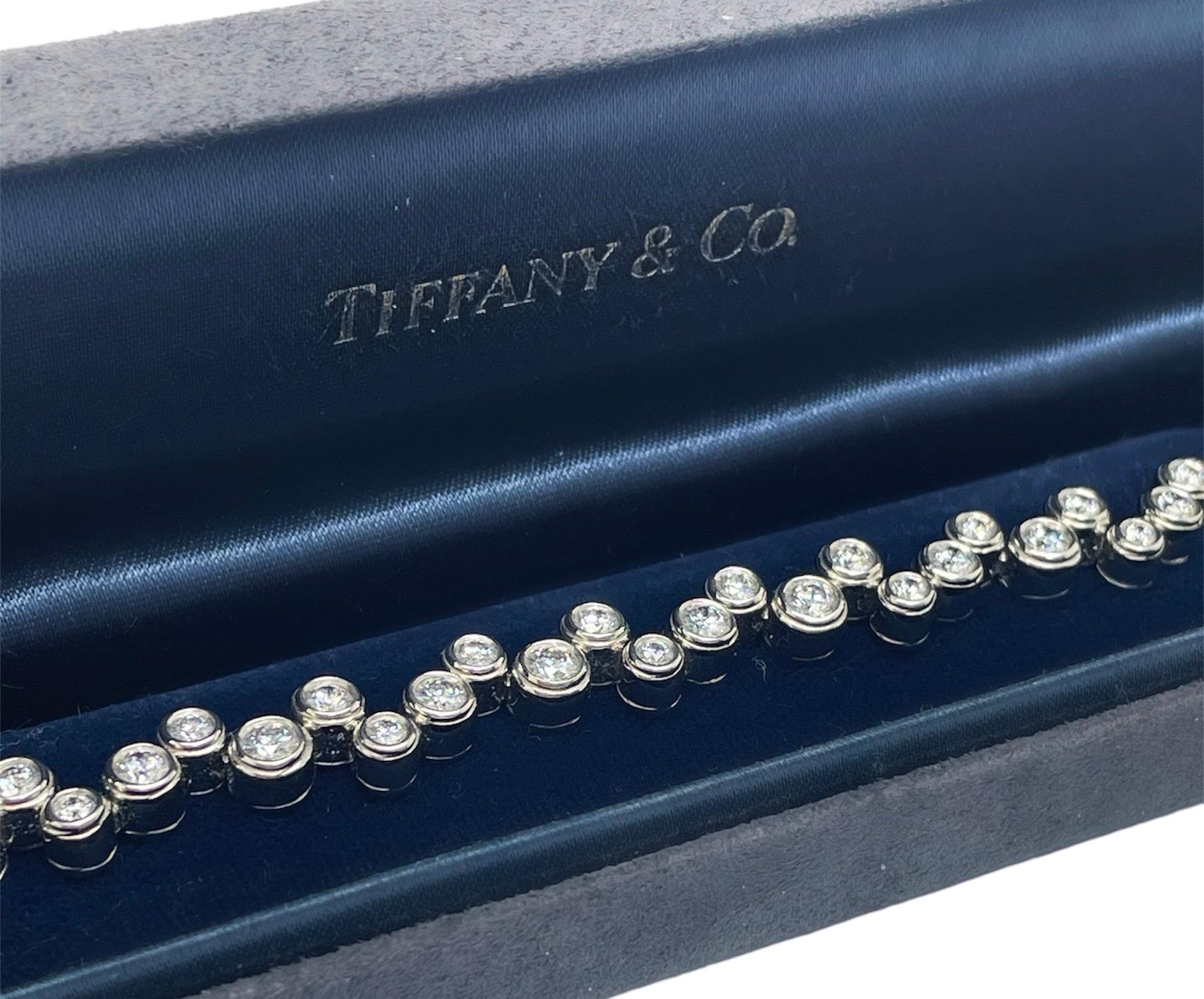 Dieses spielerisch gestaltete Armband enthält 3,65 Karat runde Diamanten im Brillantschliff von höchster Qualität in einem blasenartigen Design. 

Stempel: 2002 TIFFANY&CO. PT950
Abmessungen: 7 Zoll lang
Gewicht: 39,20 Gramm
Begleitet von einer