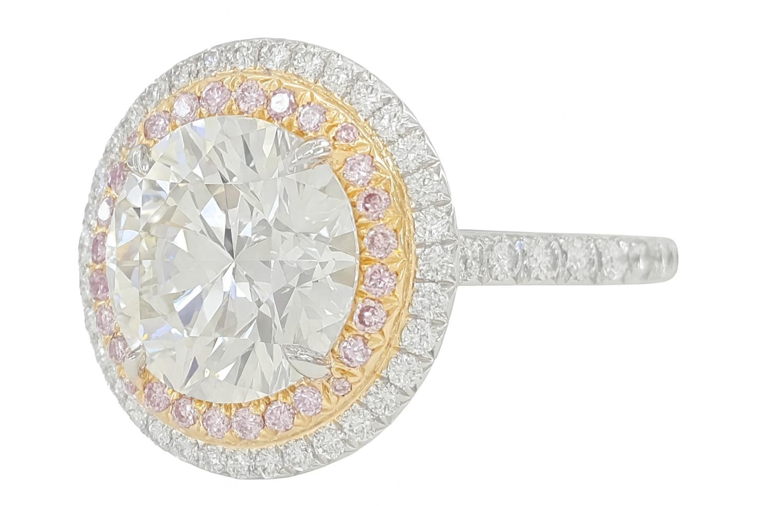Tiffany & Co. 3.66 Carat Soleste Round Brilliant Cut Diamond Double Halo Engagement Ring in Platinum & 18K Rose Gold

Une magnifique pièce de Tiffany & Co. Bague de fiançailles Soleste sertie d'un éblouissant diamant rond de 3,54 carats de taille