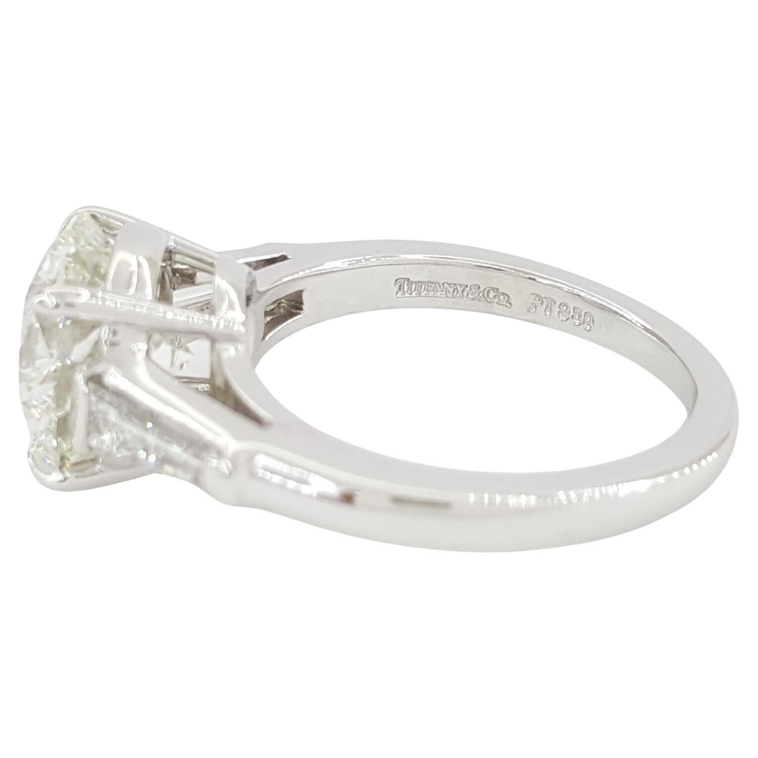  Tiffany & Co. 3(83) ct de poids total Platinum Round Brilliant Cut Diamond Three Stone Engagement Ring. 



La bague pèse 7,9 grammes, taille 5,5, le centre est un diamant rond naturel de taille Brilliante pesant 3,33 ct, de couleur I, de pureté