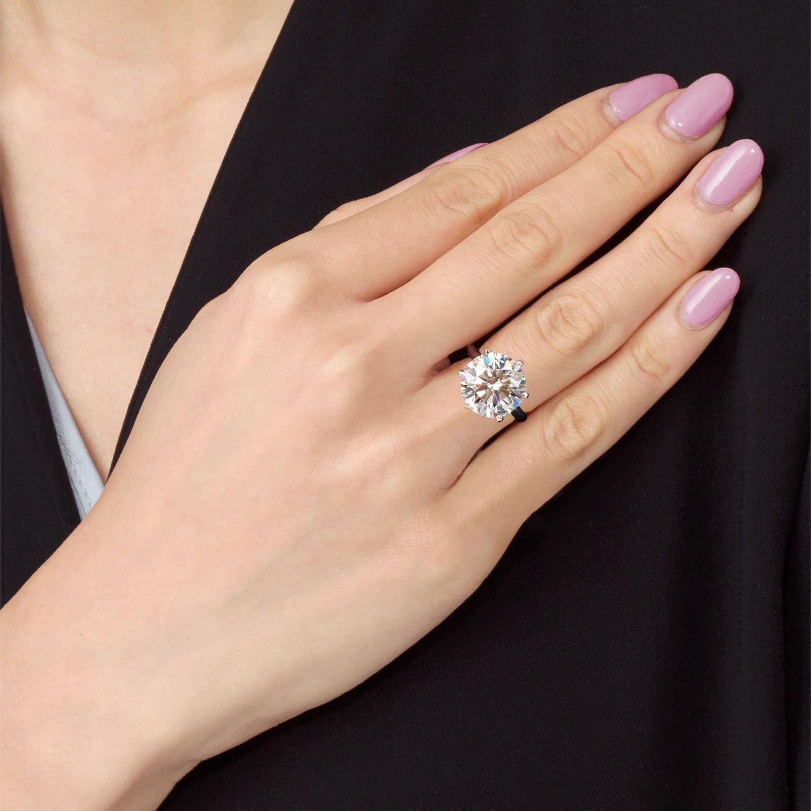 Symbole exquis de l'amour et de l'engagement éternels, cette captivante bague de fiançailles en platine est ornée d'un remarquable solitaire en diamant rond taille brillant de 3,78 carats de poids total. Réalisée avec une attention méticuleuse aux