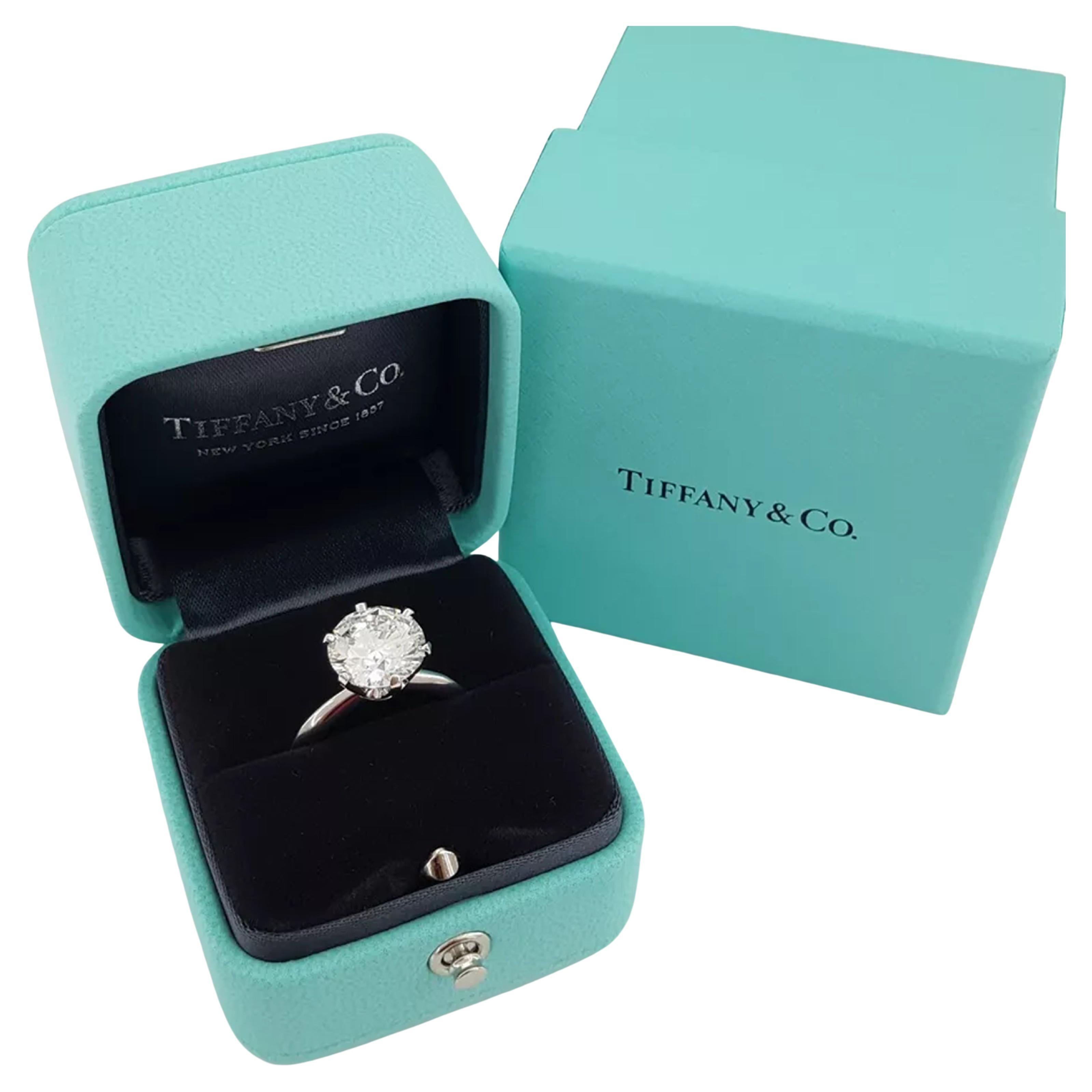 magnificent Tiffany & Co. 3.84 ct Total Weight Platinum Round Brilliant Cut Diamond Solitaire Engagement Ring. This striking piece features a center diamond weighing 3.84 ct, boasting an F color grade and VS1 clarity. The diamond has a Very Good