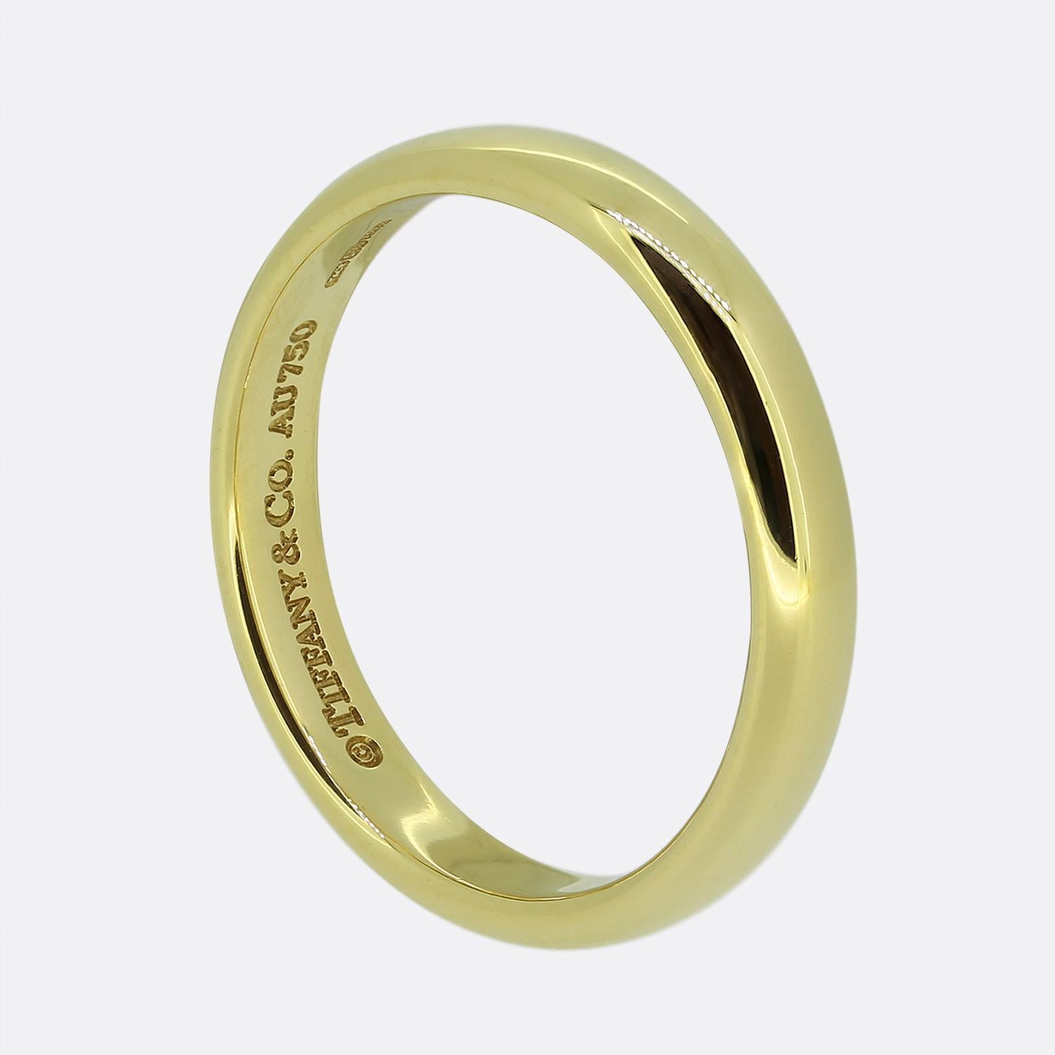 Hier haben wir einen klassischen, schlichten Ehering von dem weltbekannten Schmuckdesigner Tiffany & Co. Dieses zeitlose Schmuckstück wurde aus 18-karätigem Gelbgold gefertigt und ist 3 mm breit, so dass es sowohl für Männer als auch für Frauen