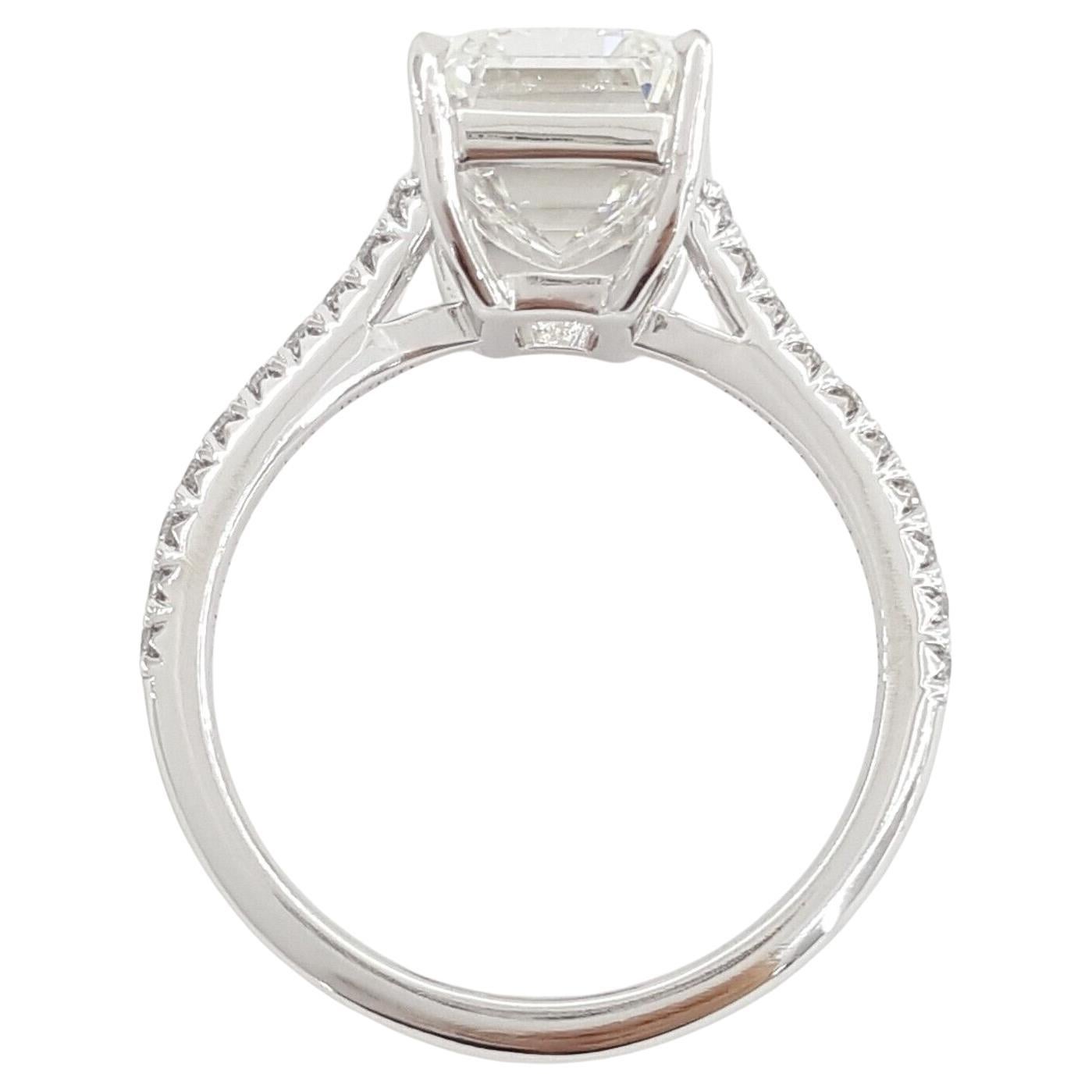Moderne Tiffany & Co. Bague de fiançailles solitaire en platine avec diamant taille émeraude de 4 carats en vente