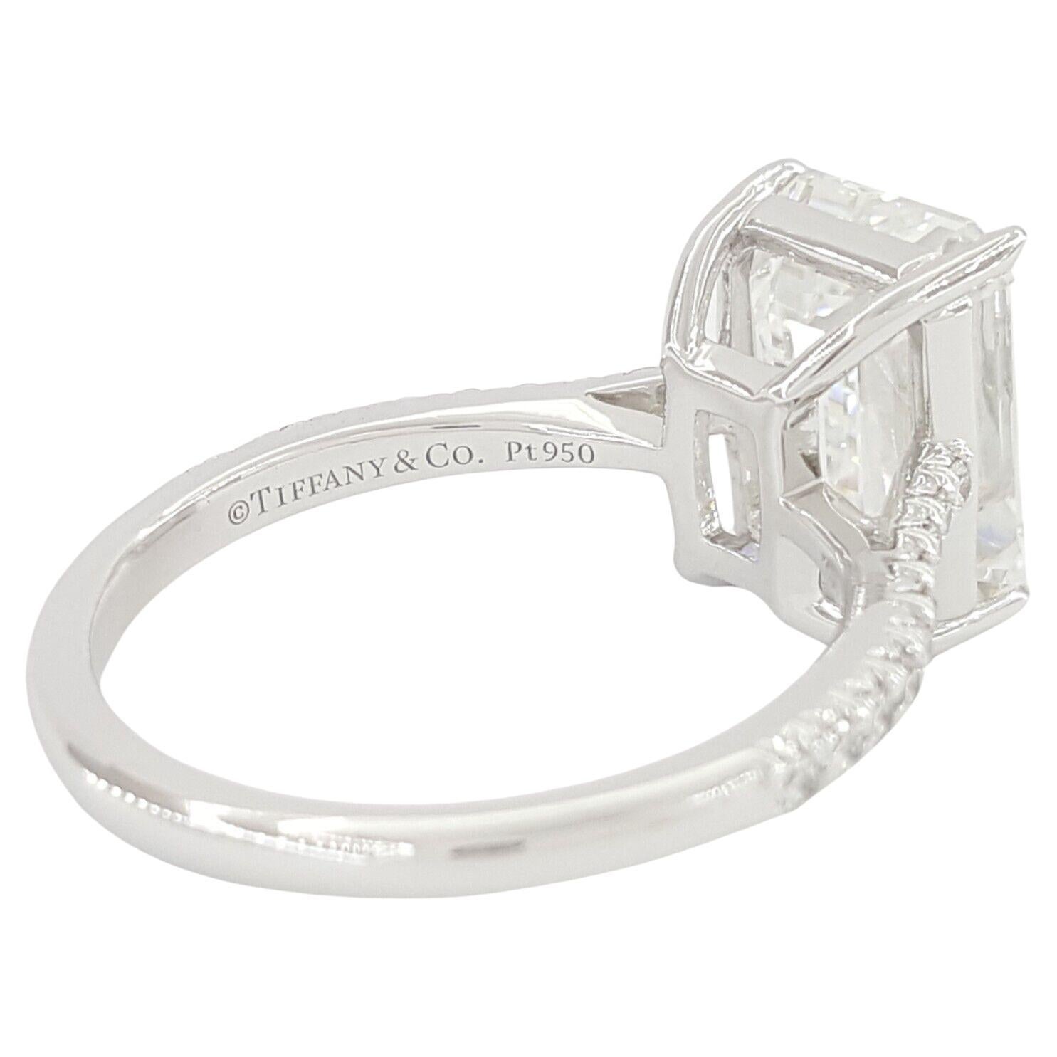 Taille émeraude Tiffany & Co. Bague de fiançailles solitaire en platine avec diamant taille émeraude de 4 carats en vente