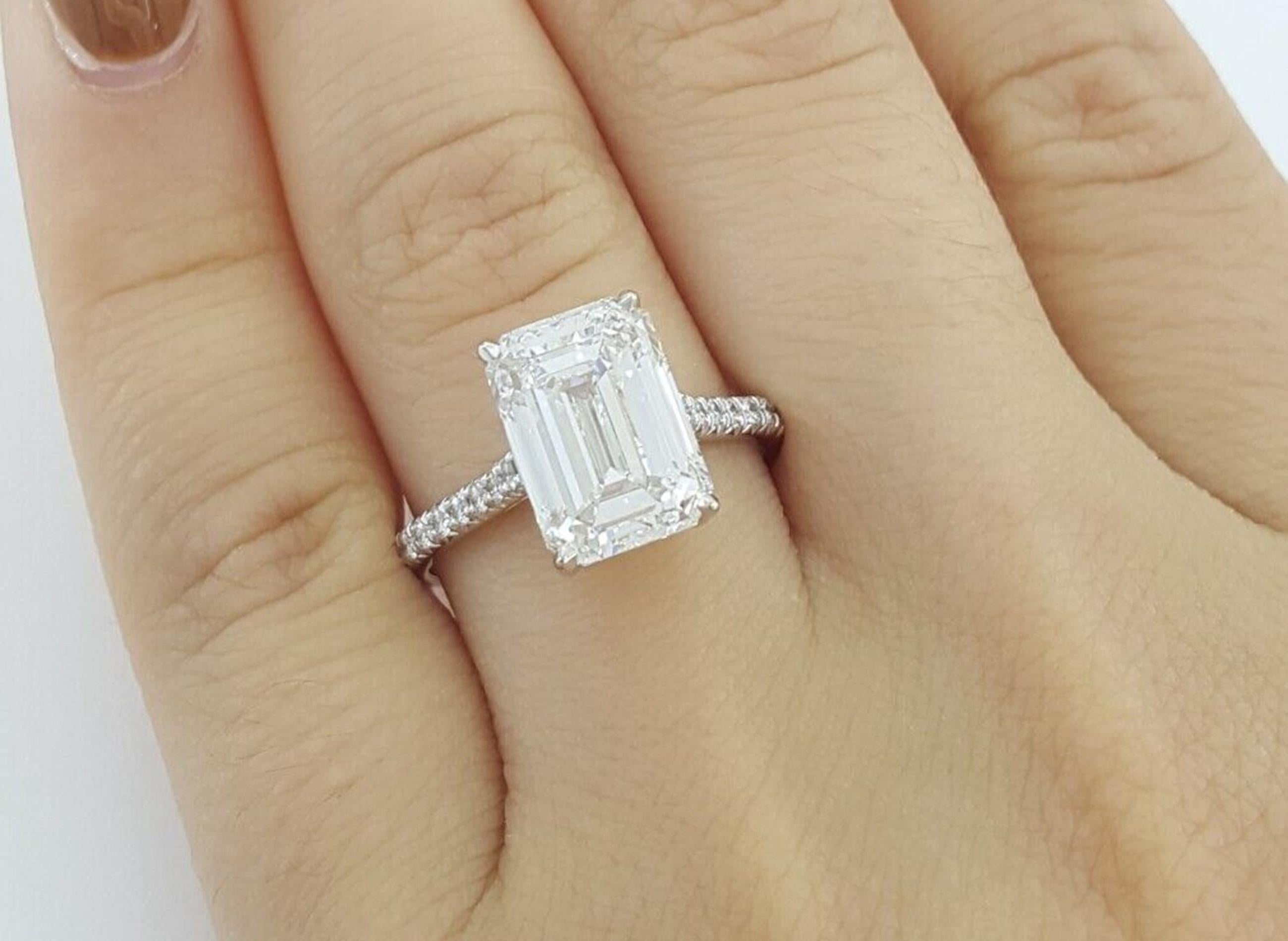 Tiffany & Co. Bague de fiançailles solitaire en platine avec diamant taille émeraude de 4 carats en vente 1