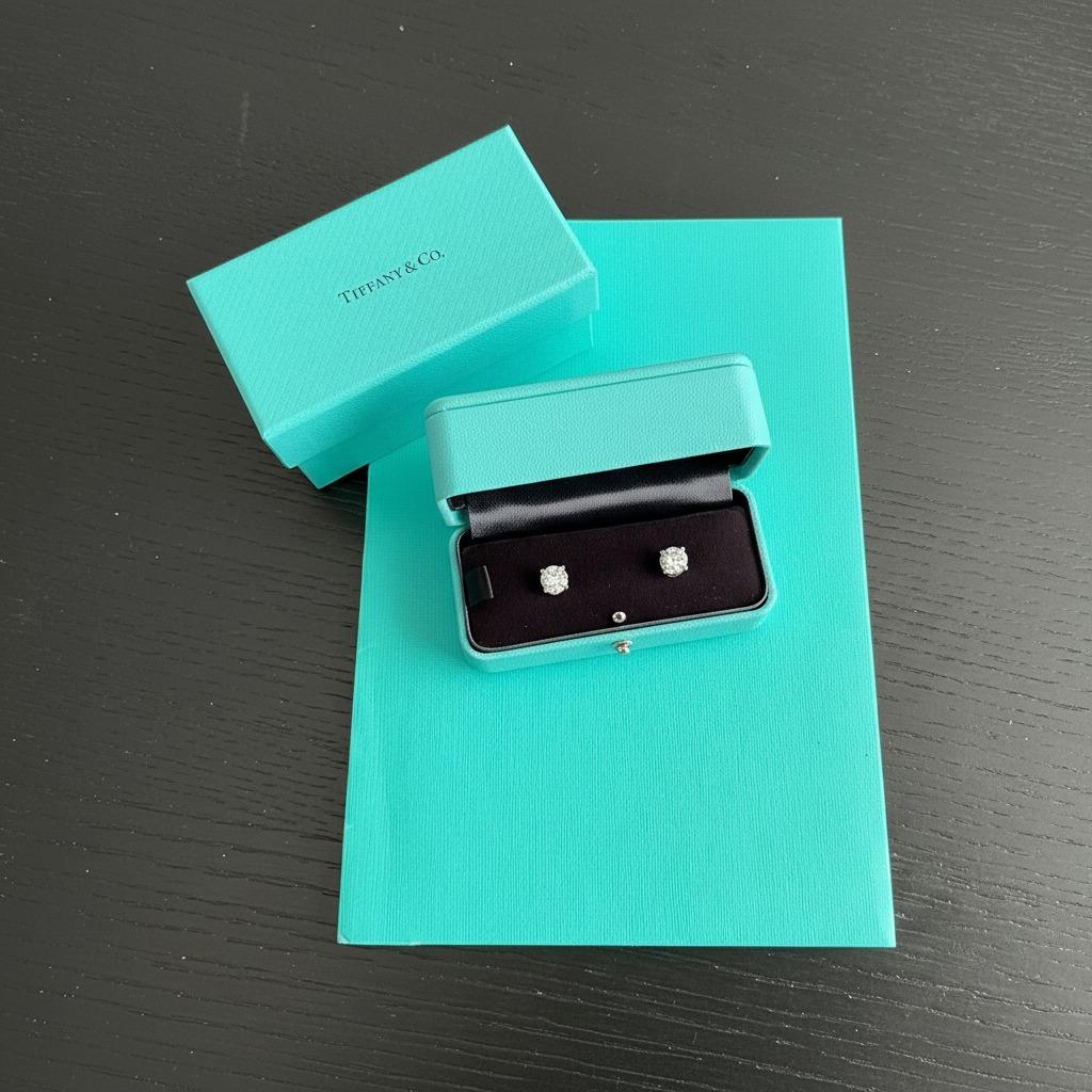 Boucles d'oreilles en diamant rond de 4 carats de Tiffany & Co. Excellent état - En vente à Chicago, IL