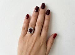 Anello Tiffany & Co. con rubino da 4 carati, diamanti e montatura in platino con effetto halo