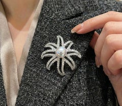 Tiffany & Co. 4 Ct. Spilla in platino con diamante e fuochi d'artificio di perle dei mari del sud