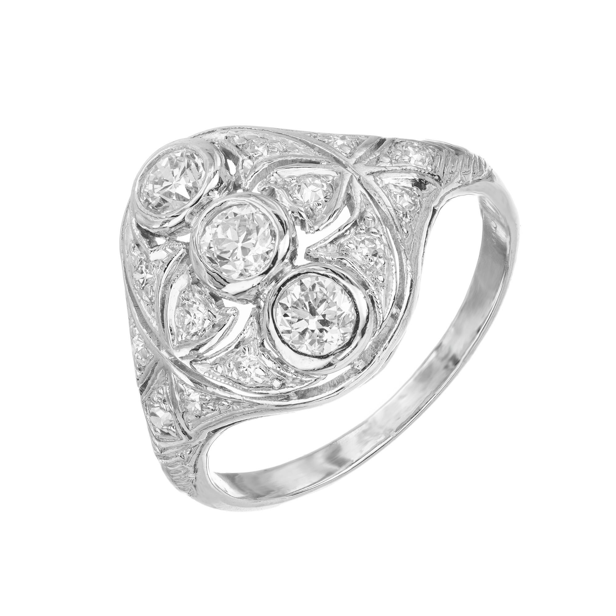 Anillo de cúpula de platino con filigrana grabada, Art Decó Tiffany & Co. de 1920, totalmente original y elaborado por expertos. Este anillo de tres piedras está adornado con 3 diamantes de talla europea antigua engastados en bisel y acentuados